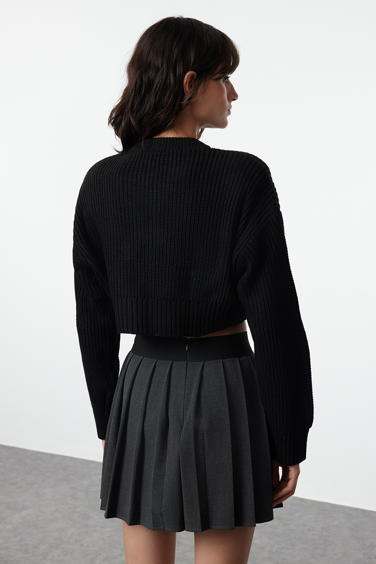 Trendyolmilla  Siyah Crop Vatka Fermuar Detaylı Triko Hırka TWOAW25HI00020 - Görsel 5