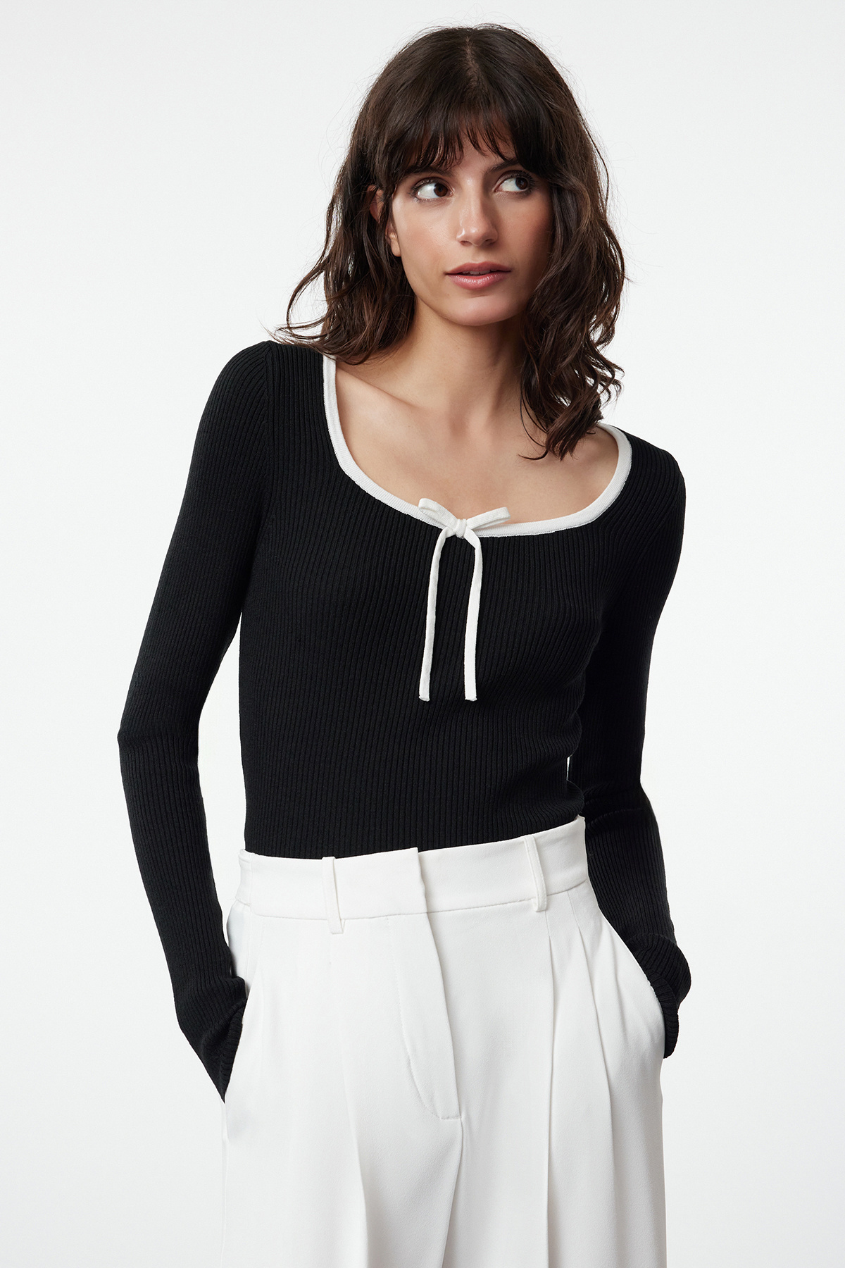 Trendyolmilla  Siyah Merserize Görünümlü Premium İplik/Özel İplik Kurdele/Fiyonk Detaylı Triko Kazak TWOAW25KZ00207 - Görsel 2