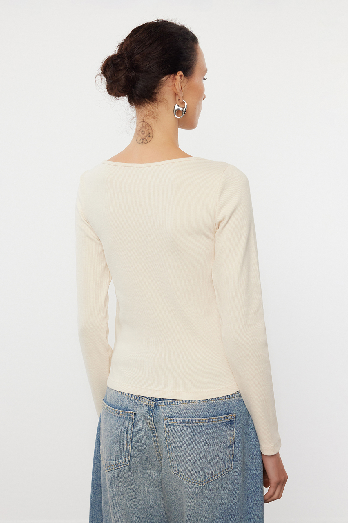 Trendyolmilla  Taş Düğme Detaylı Bisiklet Yaka Fitilli Esnek Regular Boy Örme Bluz TWOAW25BZ00030 - Görsel 5