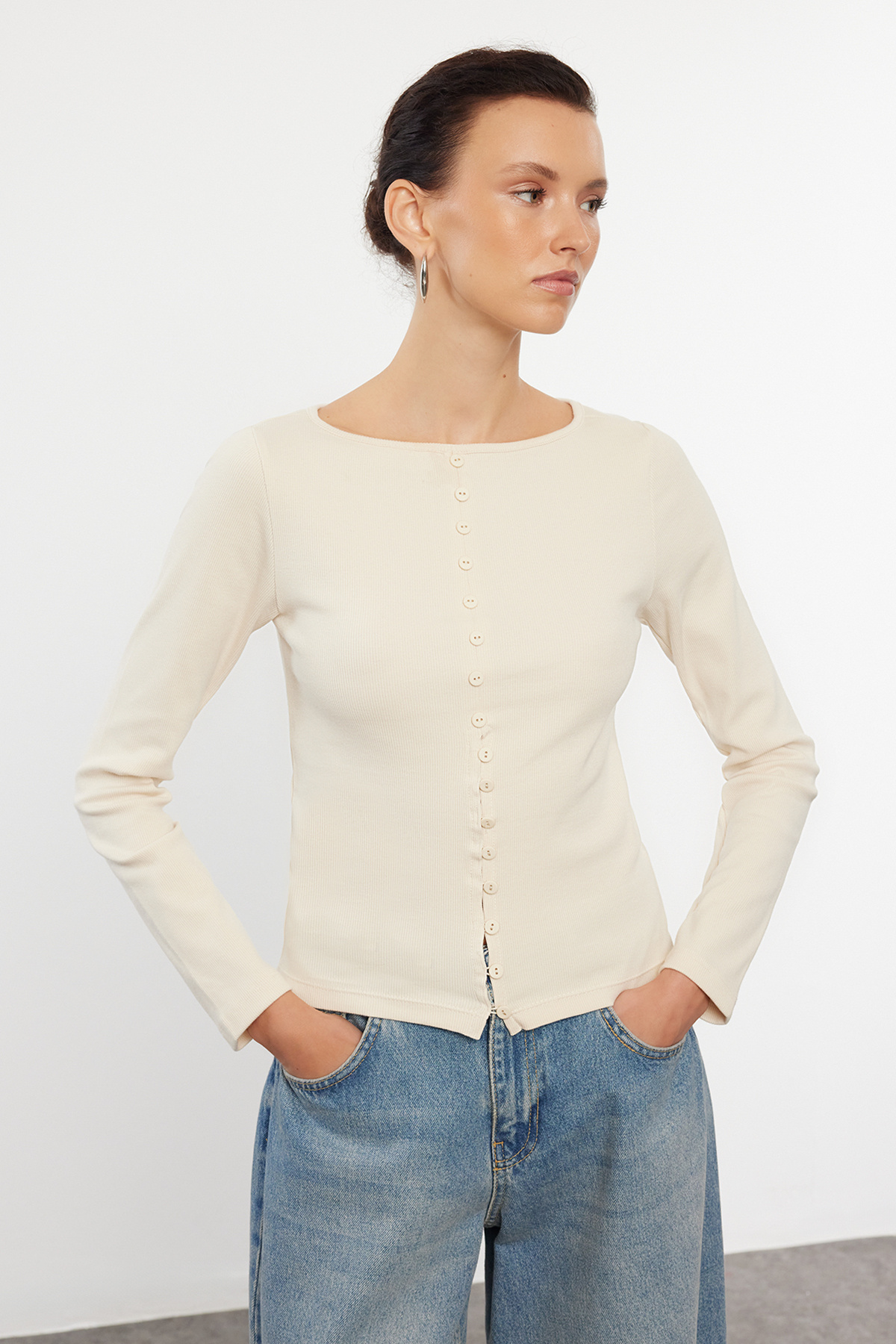 Trendyolmilla  Taş Düğme Detaylı Bisiklet Yaka Fitilli Esnek Regular Boy Örme Bluz TWOAW25BZ00030 - Görsel 2