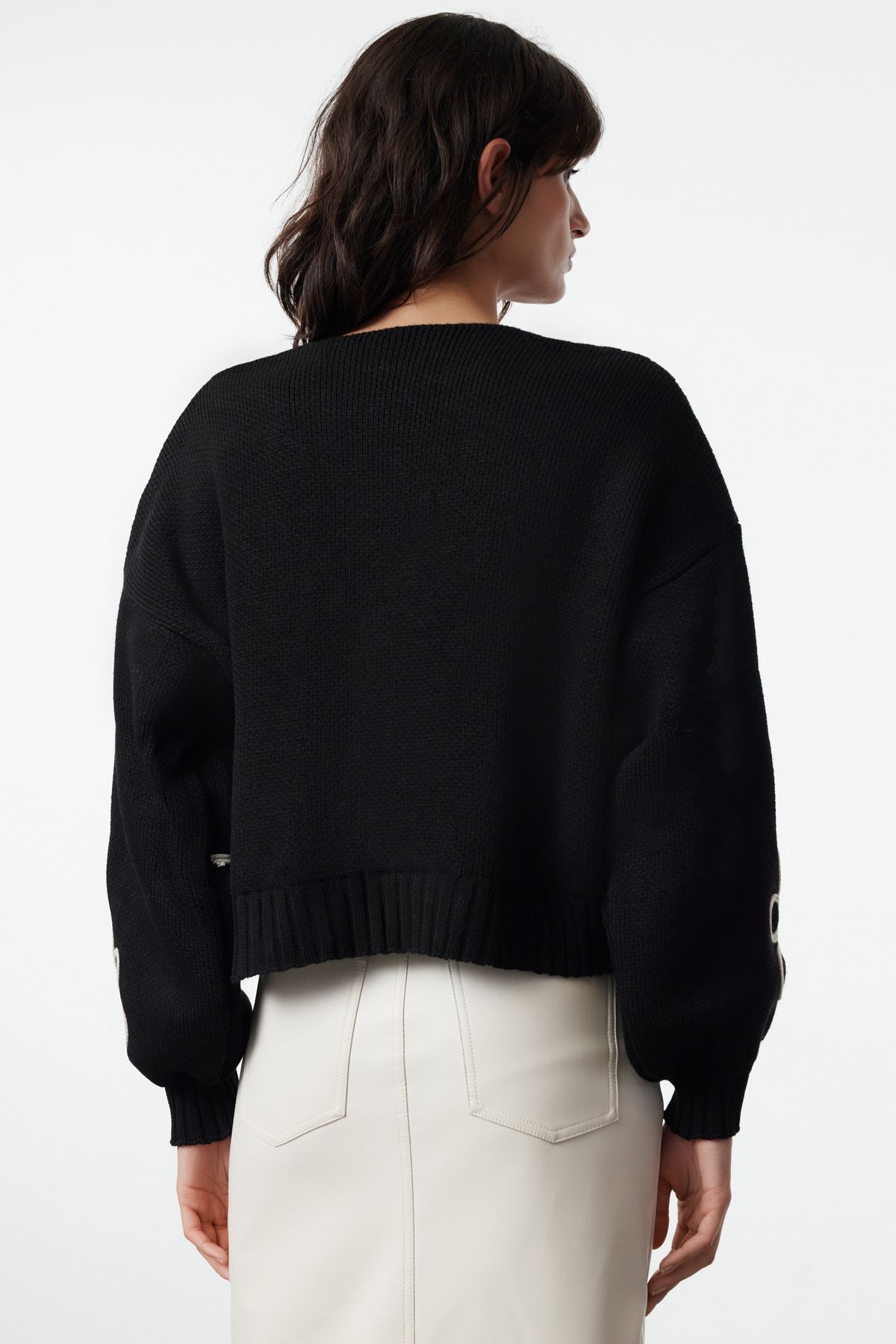Trendyol Collection-Schwarze Strickjacke mit V-Ausschnitt und Stickerei TWOAW25HI00291 5