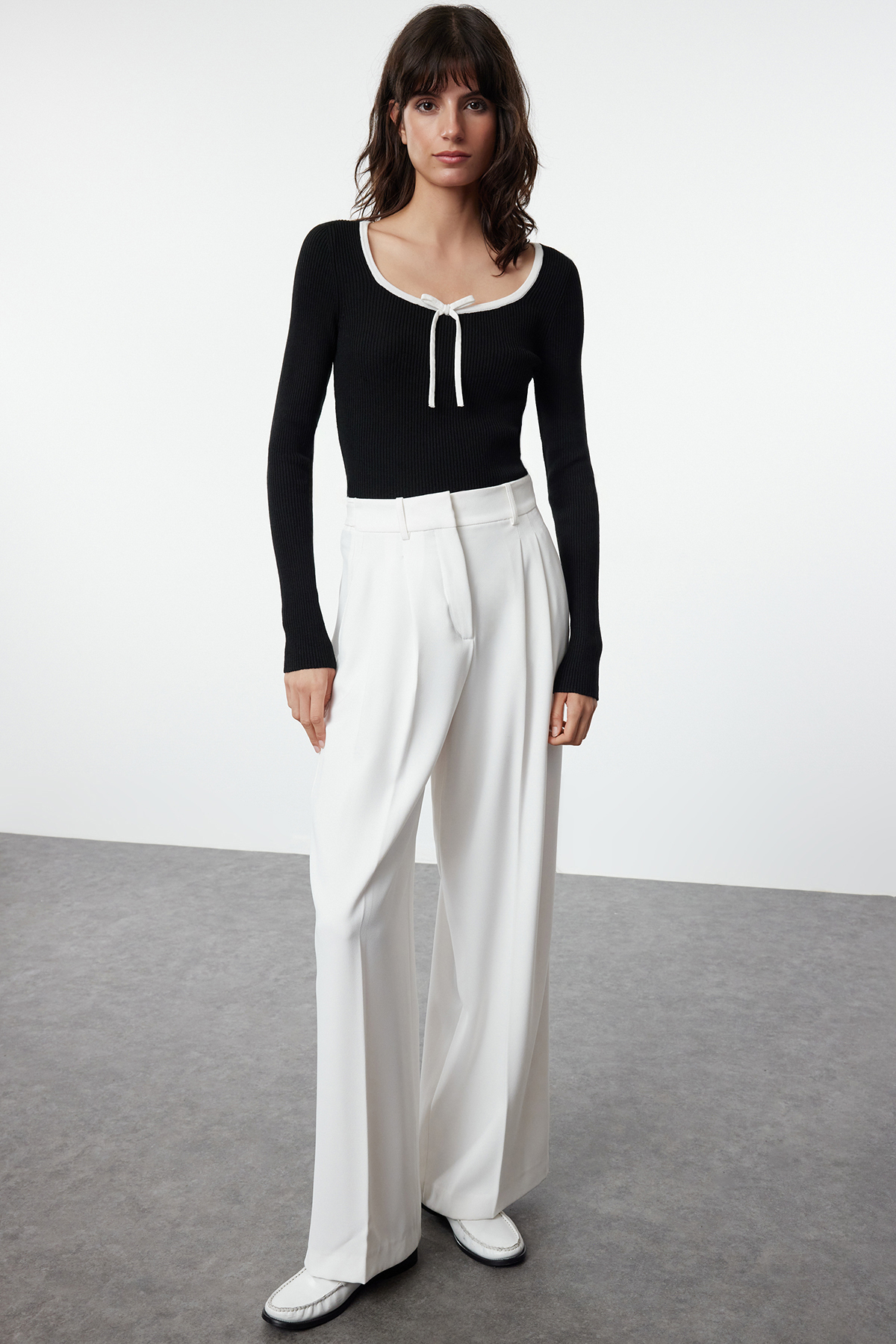 Trendyolmilla  Siyah Merserize Görünümlü Premium İplik/Özel İplik Kurdele/Fiyonk Detaylı Triko Kazak TWOAW25KZ00207 - Görsel 3