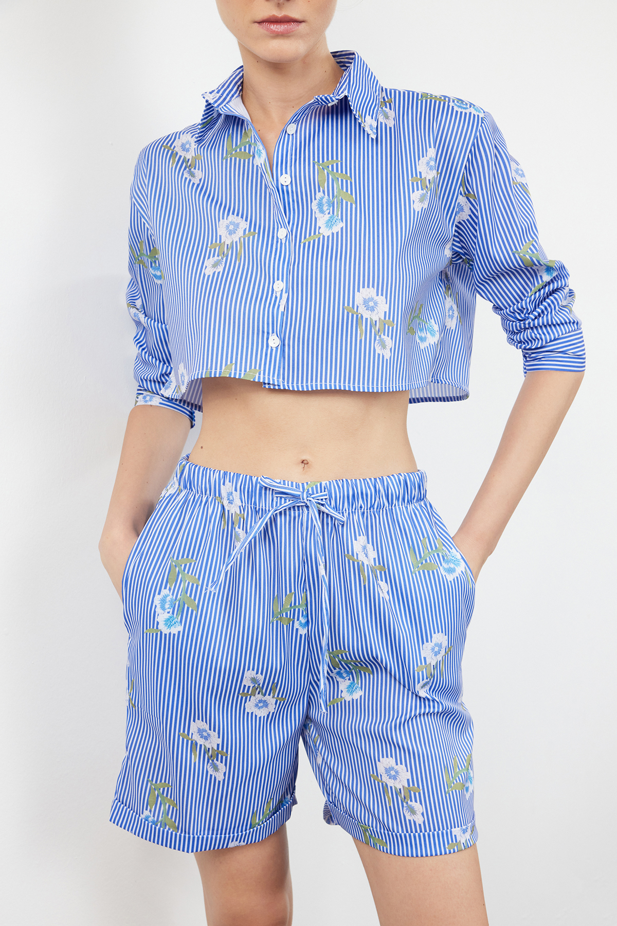 Trendyolmilla  Mavi Desenli Crop Dokuma Gömlek-Şort Takım TEDSS24AU00026 - Görsel 2