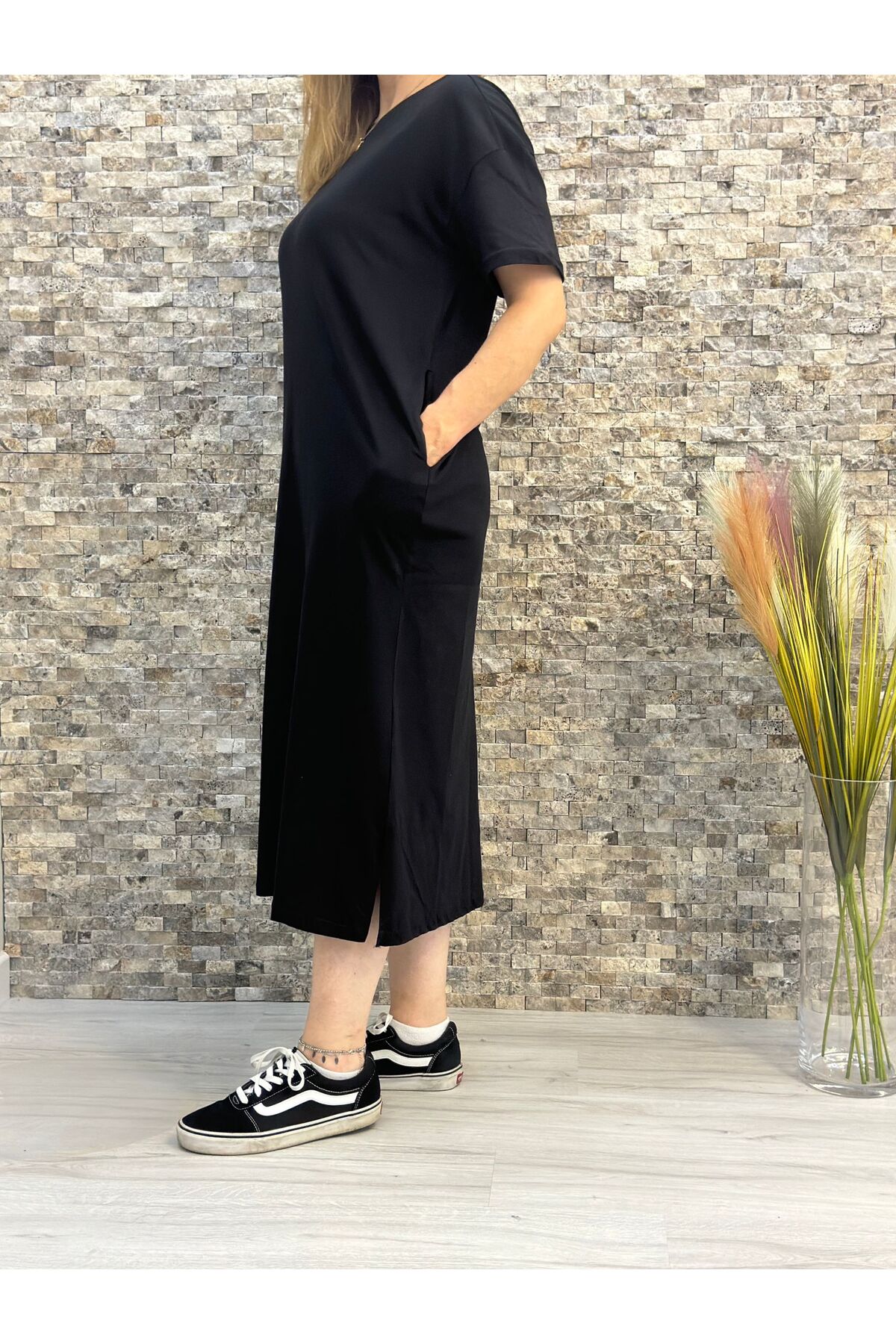 Midi size, comfortable, t-shirt dress with hidden pockets and slits.