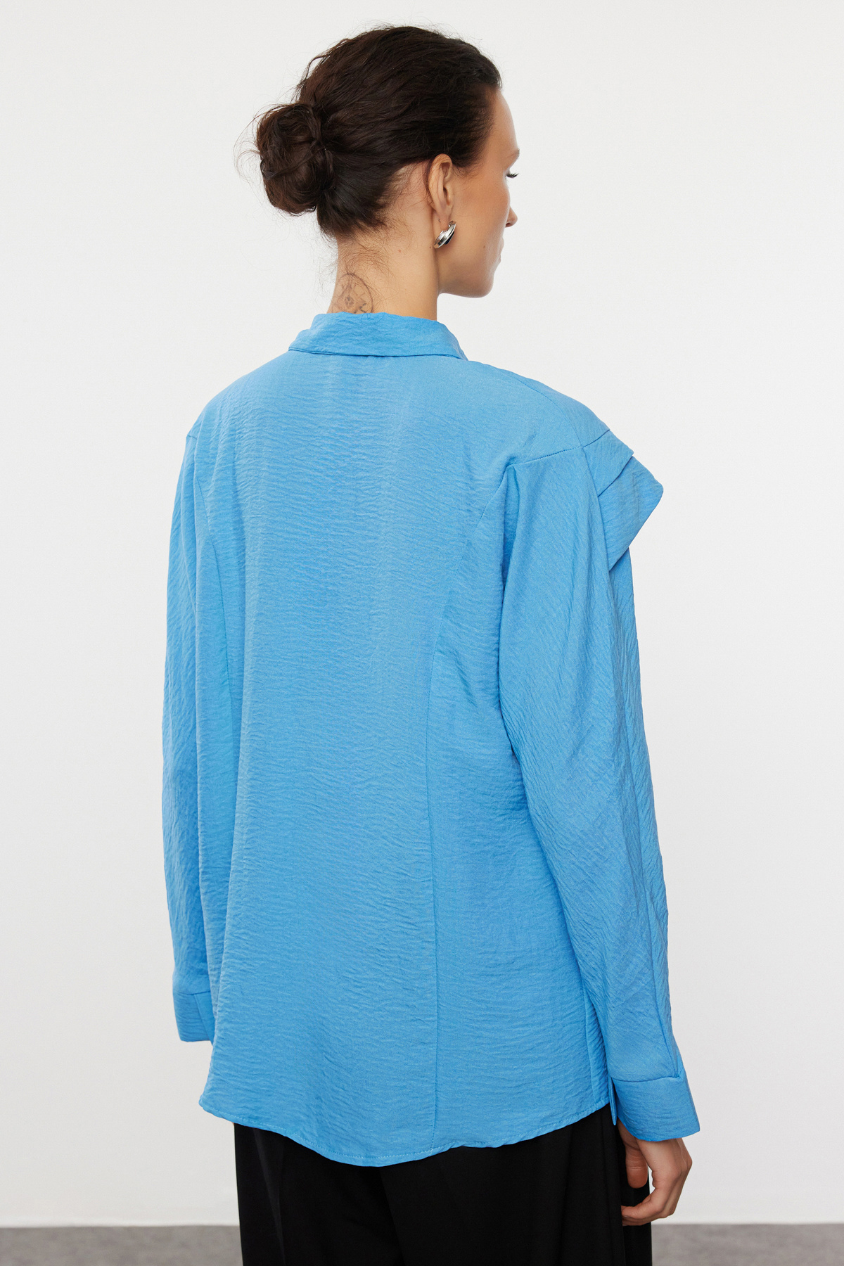 Trendyolmilla  Mavi Omuz Volanlı Dokuma Gömlek TWOAW22GO0375 - Görsel 5