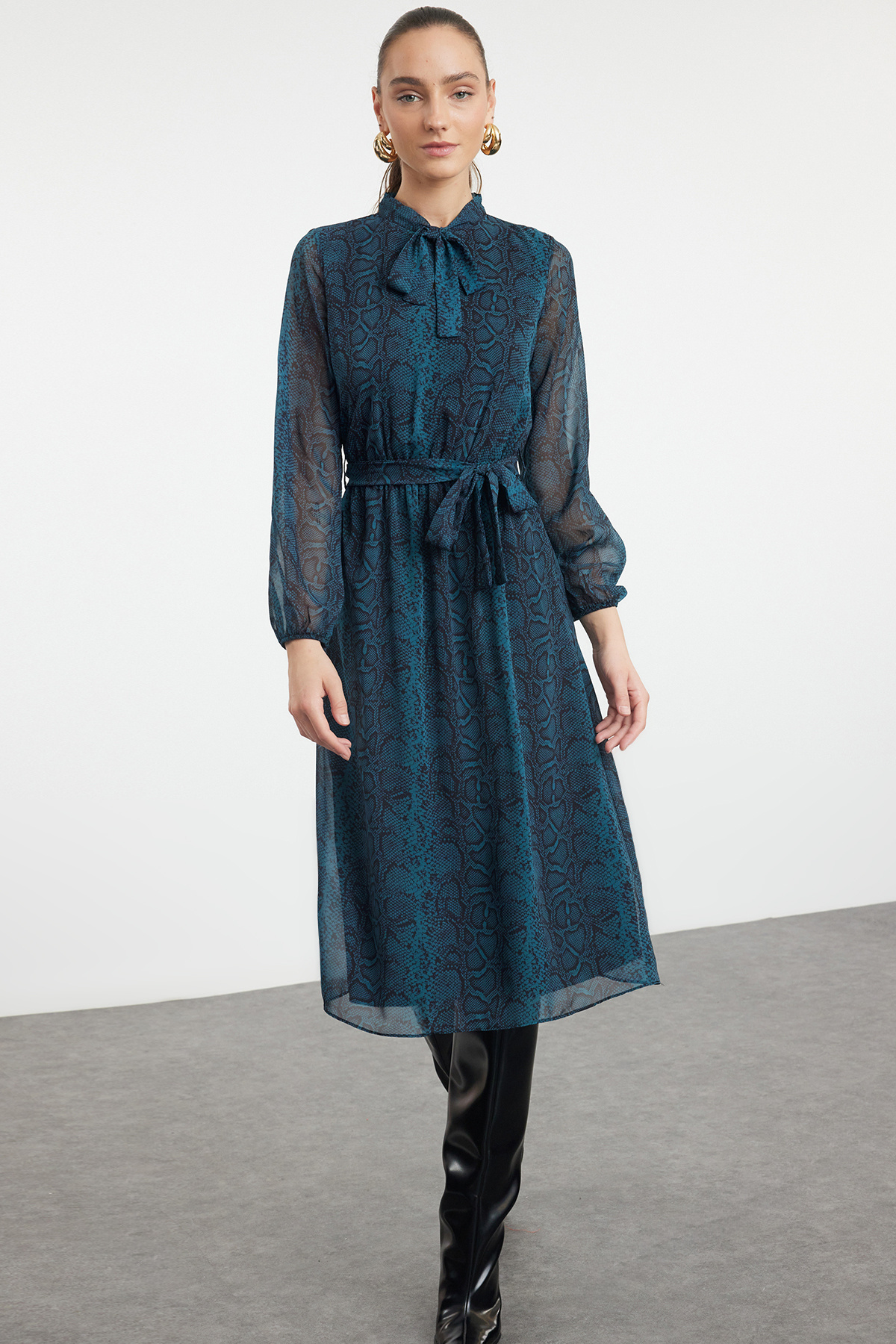 Trendyol Collection Smaragdově zelené šifonové zimní šaty Boho s detailem šněrování TWOAW21EL0458