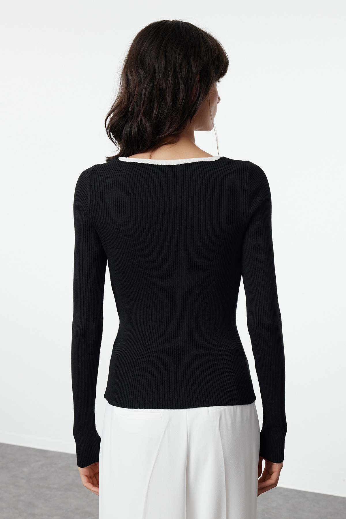 Trendyolmilla  Siyah Merserize Görünümlü Premium İplik/Özel İplik Kurdele/Fiyonk Detaylı Triko Kazak TWOAW25KZ00207 - Görsel 6