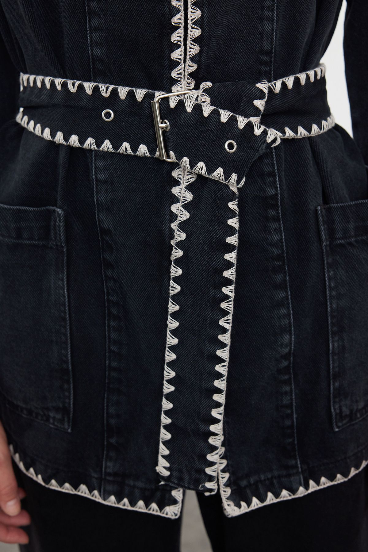 Trendyol Collection-Czarna, oversize'owa kurtka jeansowa z paskiem - TWOAW25CE00024 4