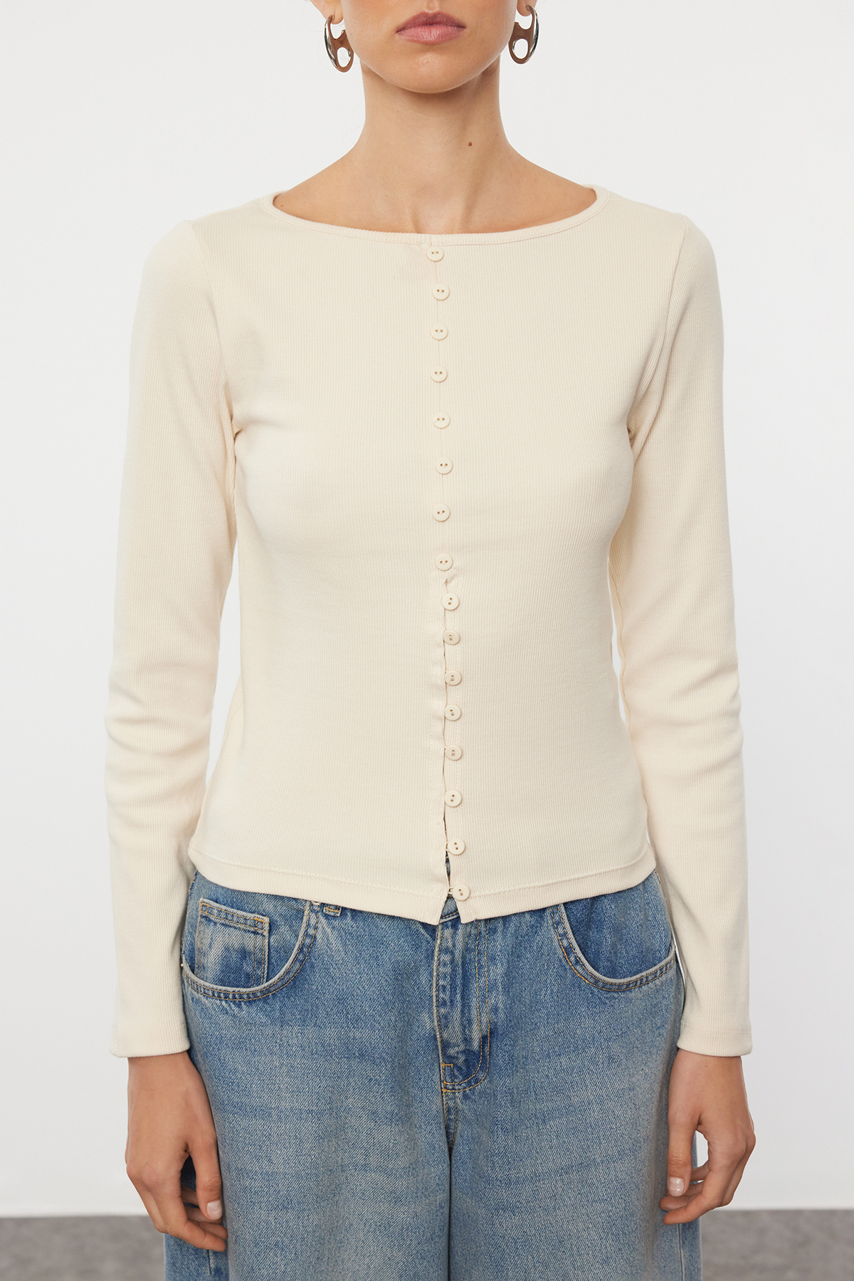 Trendyolmilla  Taş Düğme Detaylı Bisiklet Yaka Fitilli Esnek Regular Boy Örme Bluz TWOAW25BZ00030 - Görsel 3