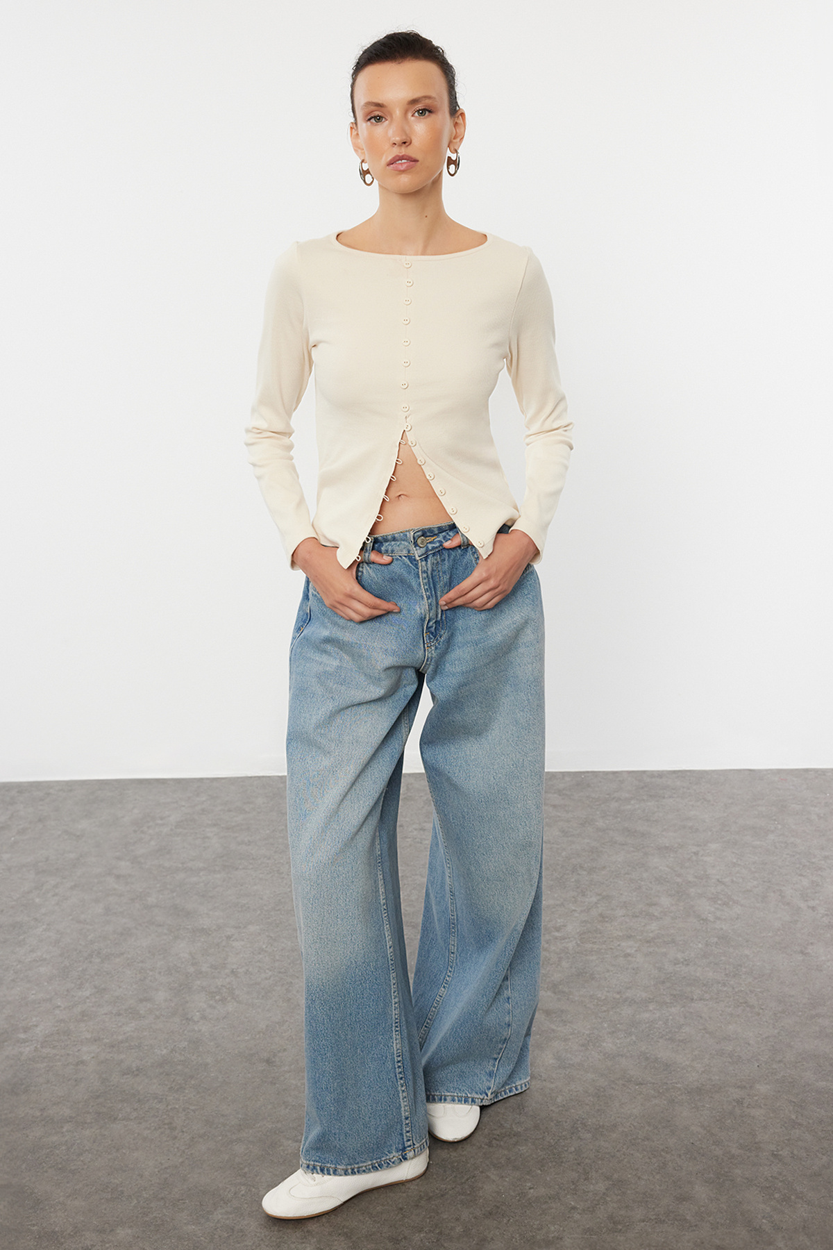 Trendyolmilla  Taş Düğme Detaylı Bisiklet Yaka Fitilli Esnek Regular Boy Örme Bluz TWOAW25BZ00030