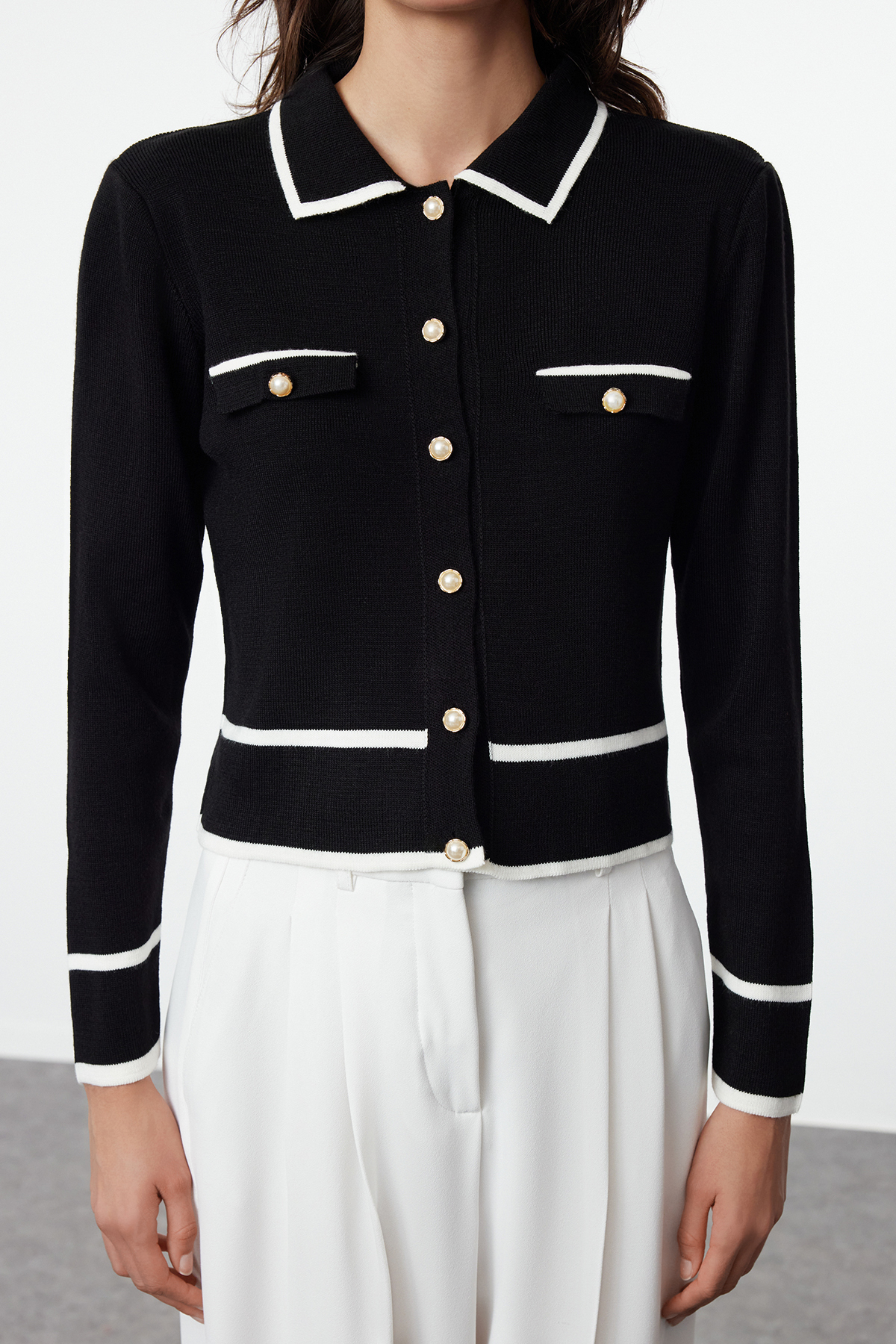 Trendyol Collection Černý barevný blok Polo límec pletený svetr TWOAW25HI00300