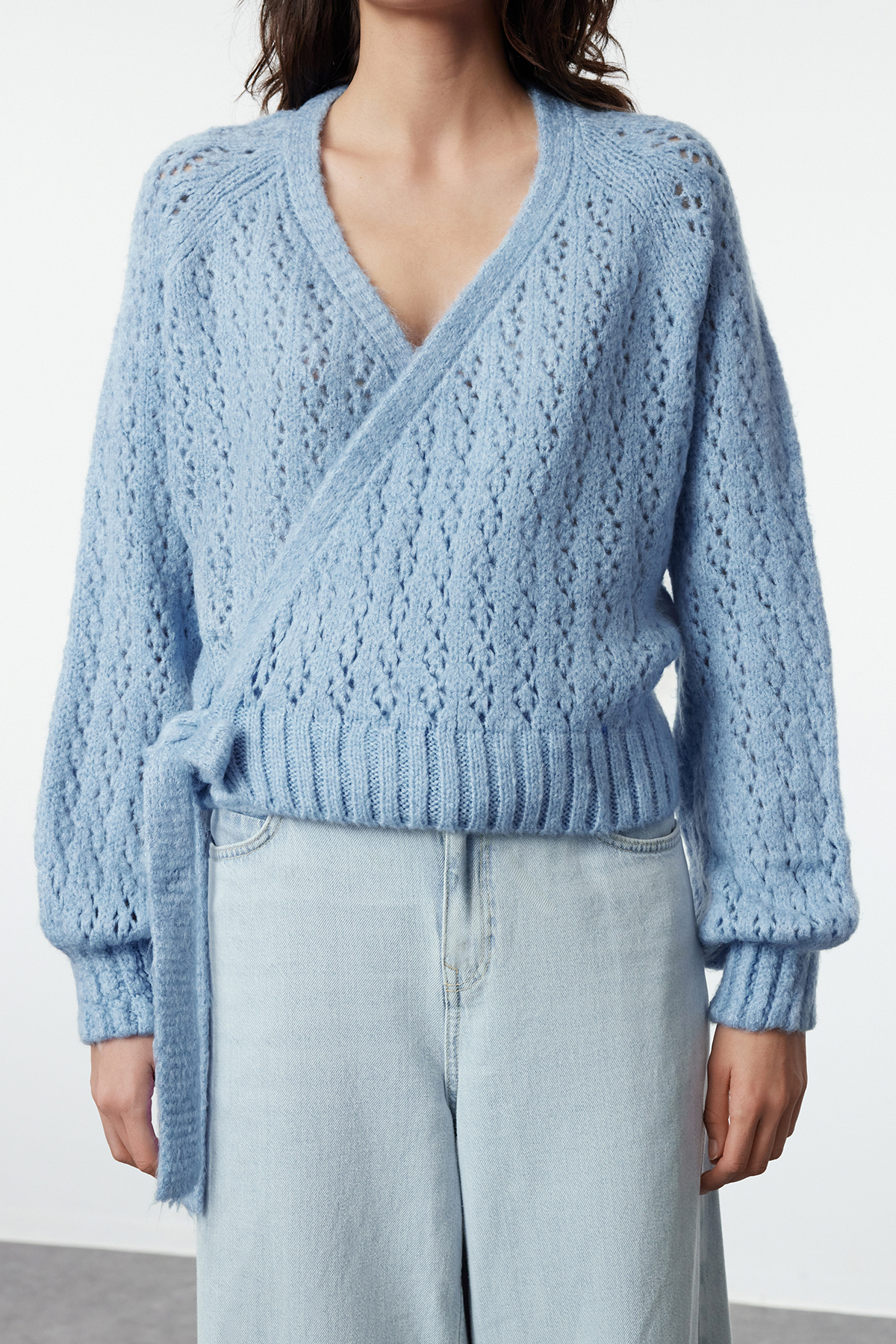 Trendyol Collection Miękki sweter z dzianiny - niebieski z ażurowym wzorem, dziurami i wiązaniem Twoaw25kz00177
