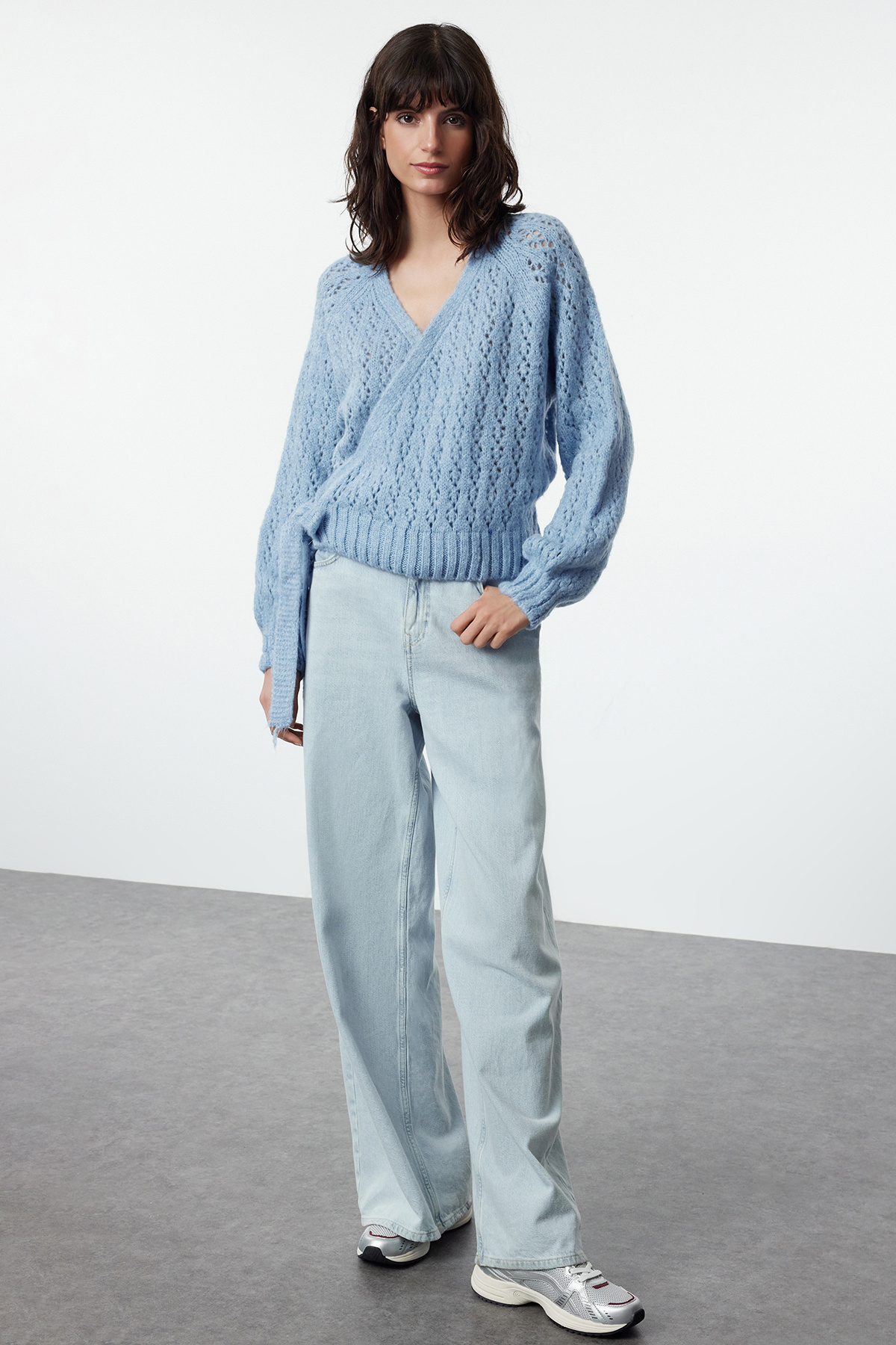 Trendyol Collection Miękki sweter z dzianiny - niebieski z ażurowym wzorem, dziurami i wiązaniem Twoaw25kz00177