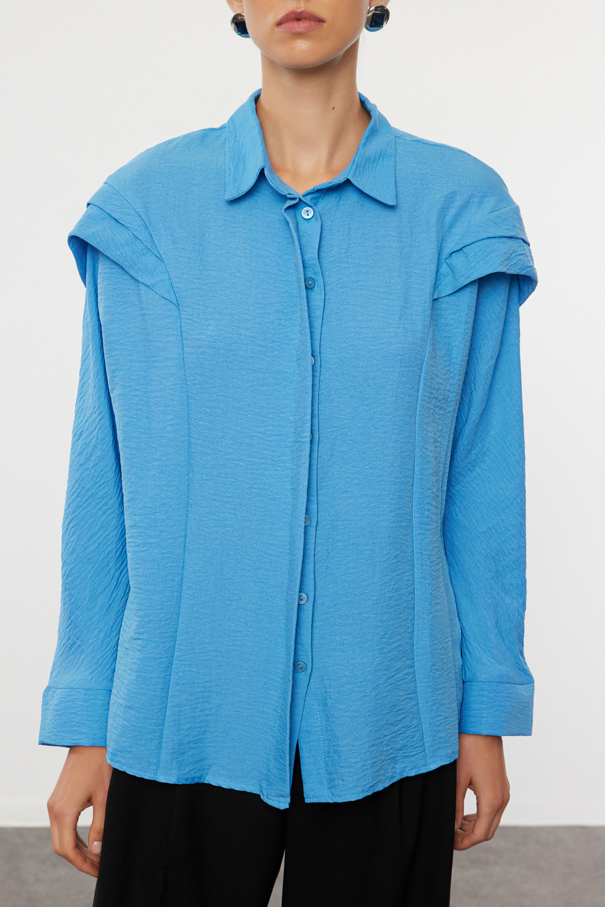 Trendyolmilla  Mavi Omuz Volanlı Dokuma Gömlek TWOAW22GO0375 - Görsel 3