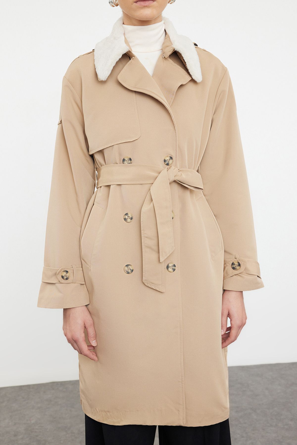 Trendyol Collection-Beiger, übergroßer, weit geschnittener Kragen, wasserabweisender, langer Trenchcoat mit Plüschdetails TWOAW24TR00010 3