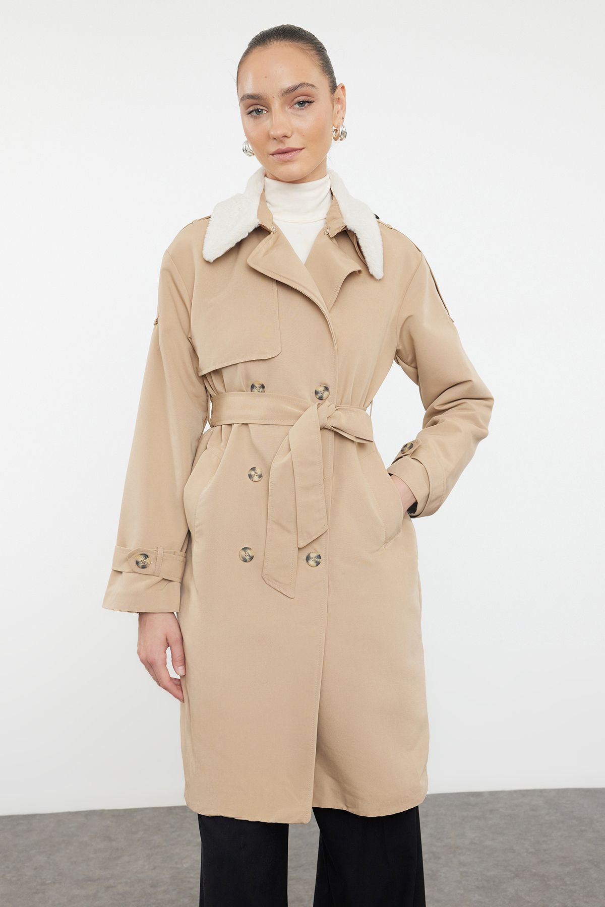 Trendyol Collection-Beiger, übergroßer, weit geschnittener Kragen, wasserabweisender, langer Trenchcoat mit Plüschdetails TWOAW24TR00010 2