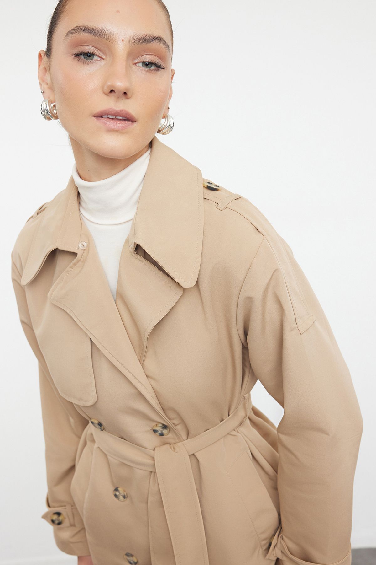 Trendyol Collection-Beiger, übergroßer, weit geschnittener Kragen, wasserabweisender, langer Trenchcoat mit Plüschdetails TWOAW24TR00010 4