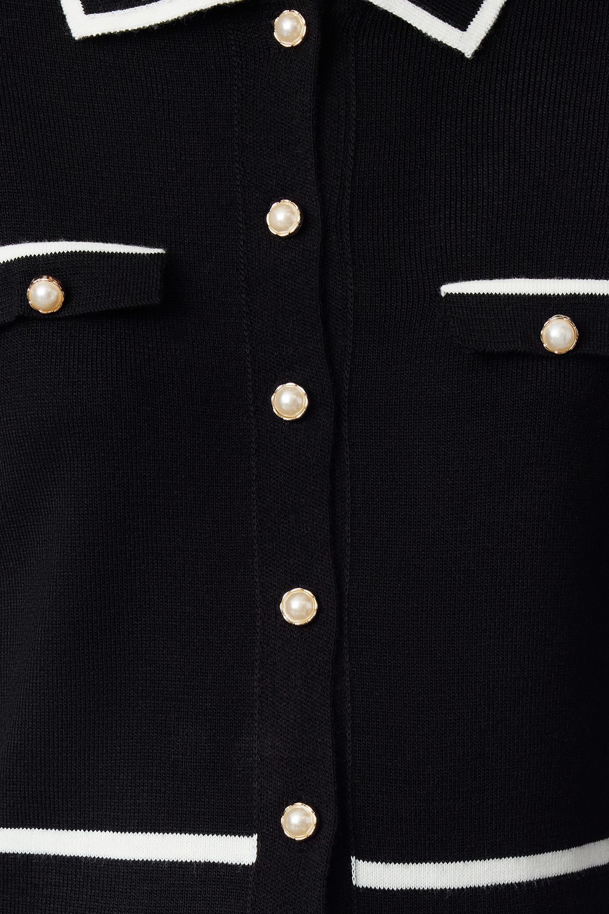 Trendyol Collection Černý barevný blok Polo límec pletený svetr TWOAW25HI00300