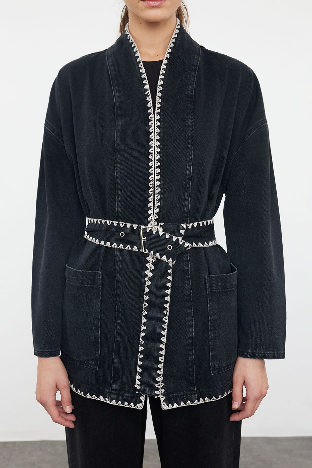 Trendyol Collection-Czarna, oversize'owa kurtka jeansowa z paskiem - TWOAW25CE00024 3