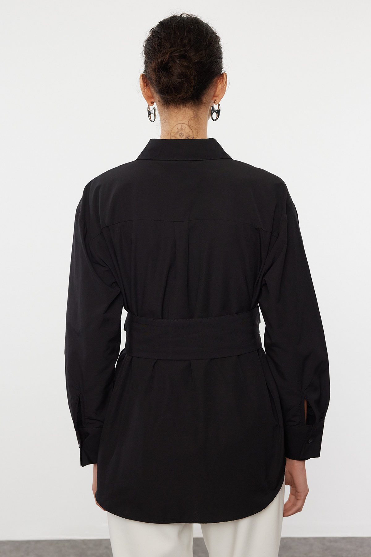 Trendyolmilla  Siyah Kemer Detaylı Oversize Geniş Kalıp Dokuma Gömlek TWOAW25GO00025 - Görsel 5