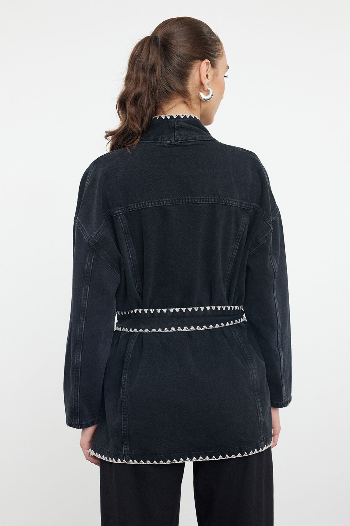 Trendyol Collection-Czarna, oversize'owa kurtka jeansowa z paskiem - TWOAW25CE00024 5