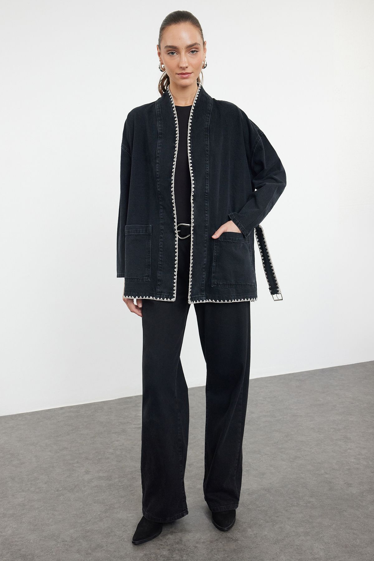 Trendyol Collection-Czarna, oversize'owa kurtka jeansowa z paskiem - TWOAW25CE00024 2
