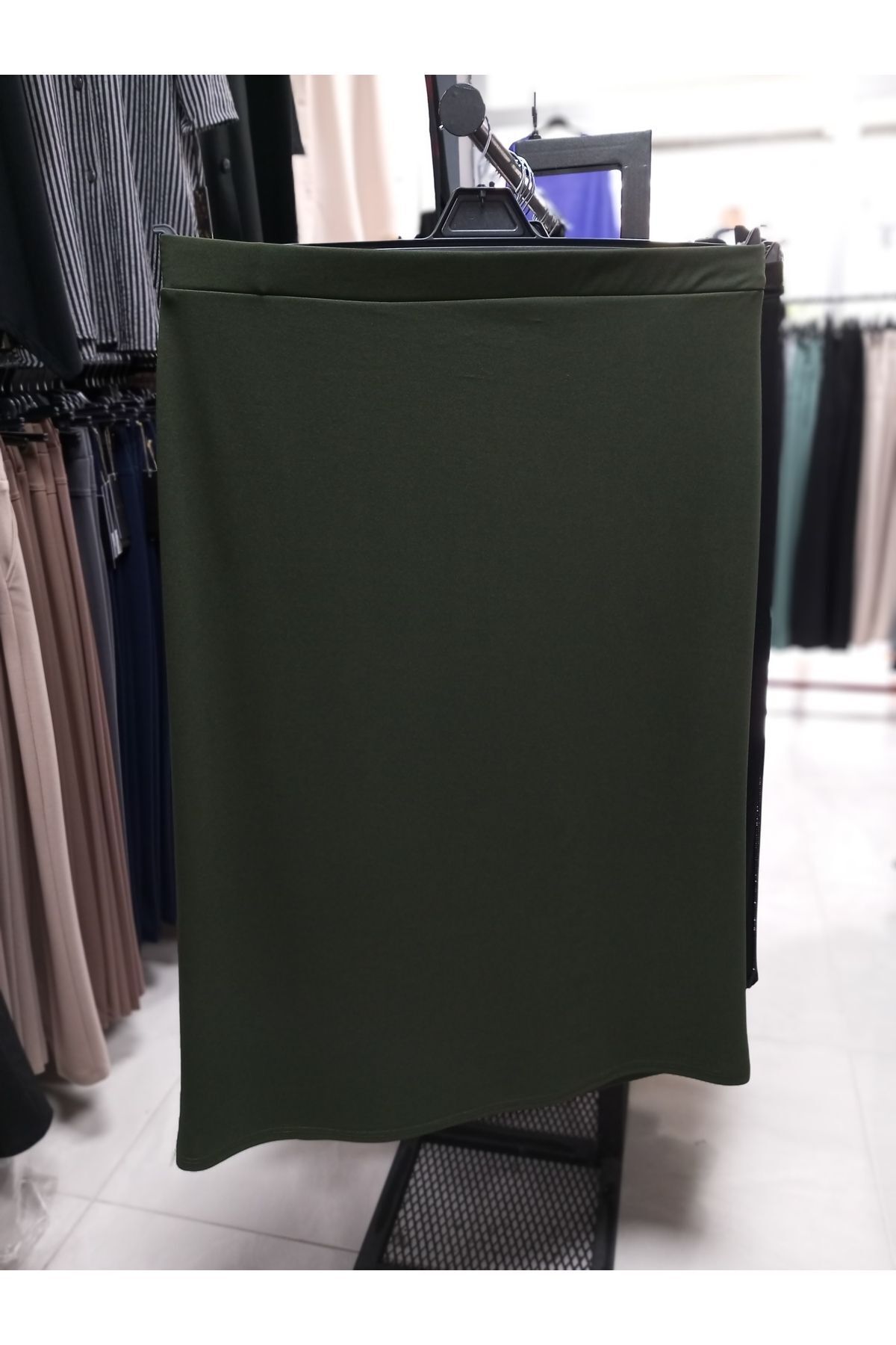 AKŞEN GİYİM Büyük Beden Enine Boyuna Likralı Beli Lastikli Scuba Krep Kumaş Detaylı Uzun Haki Yeşil Etek