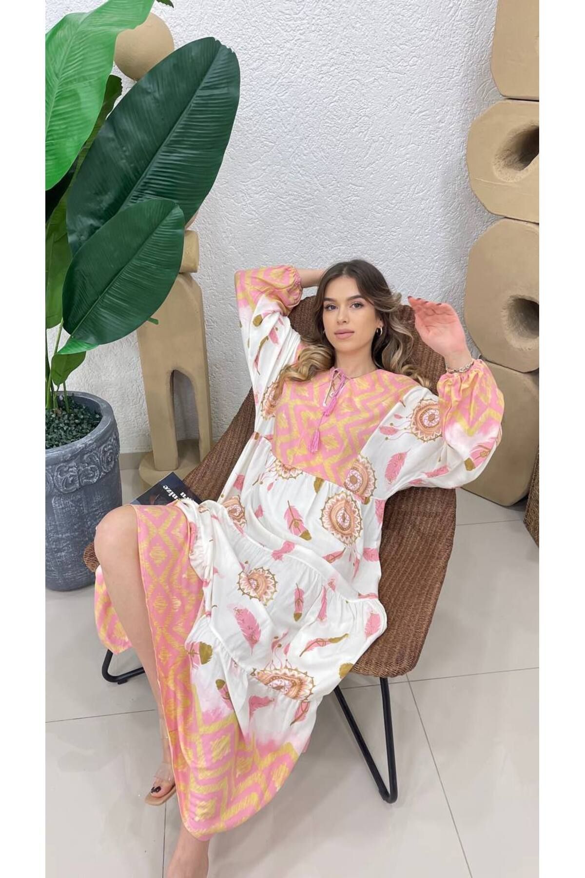 Robe longue à motif, col V et liens - Élégante et confortable - Görsel 3