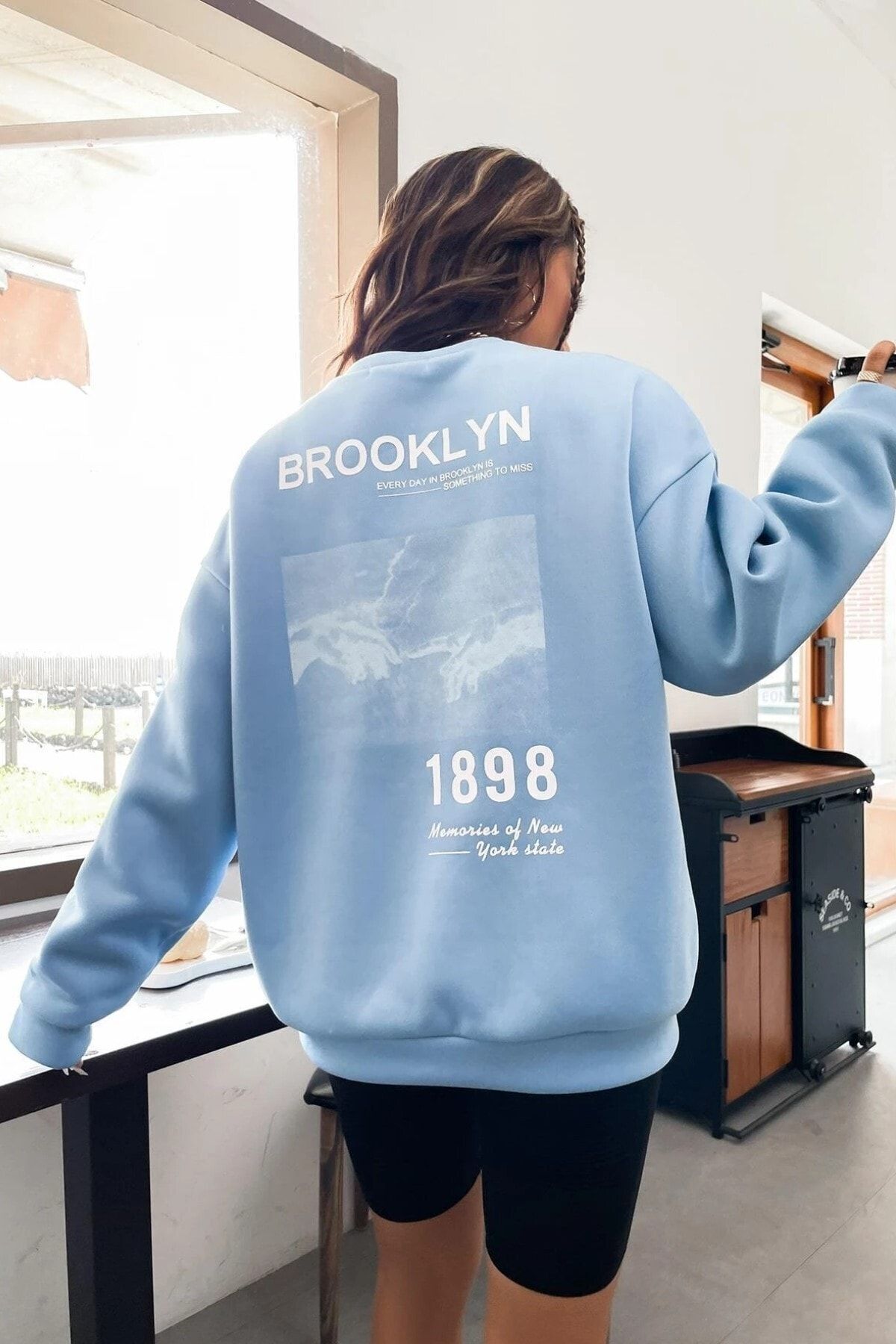 MODAGEN-Unisex Baby Blue Brooklyn 1898 Oversize mikina s potlačou Crew Neck 4