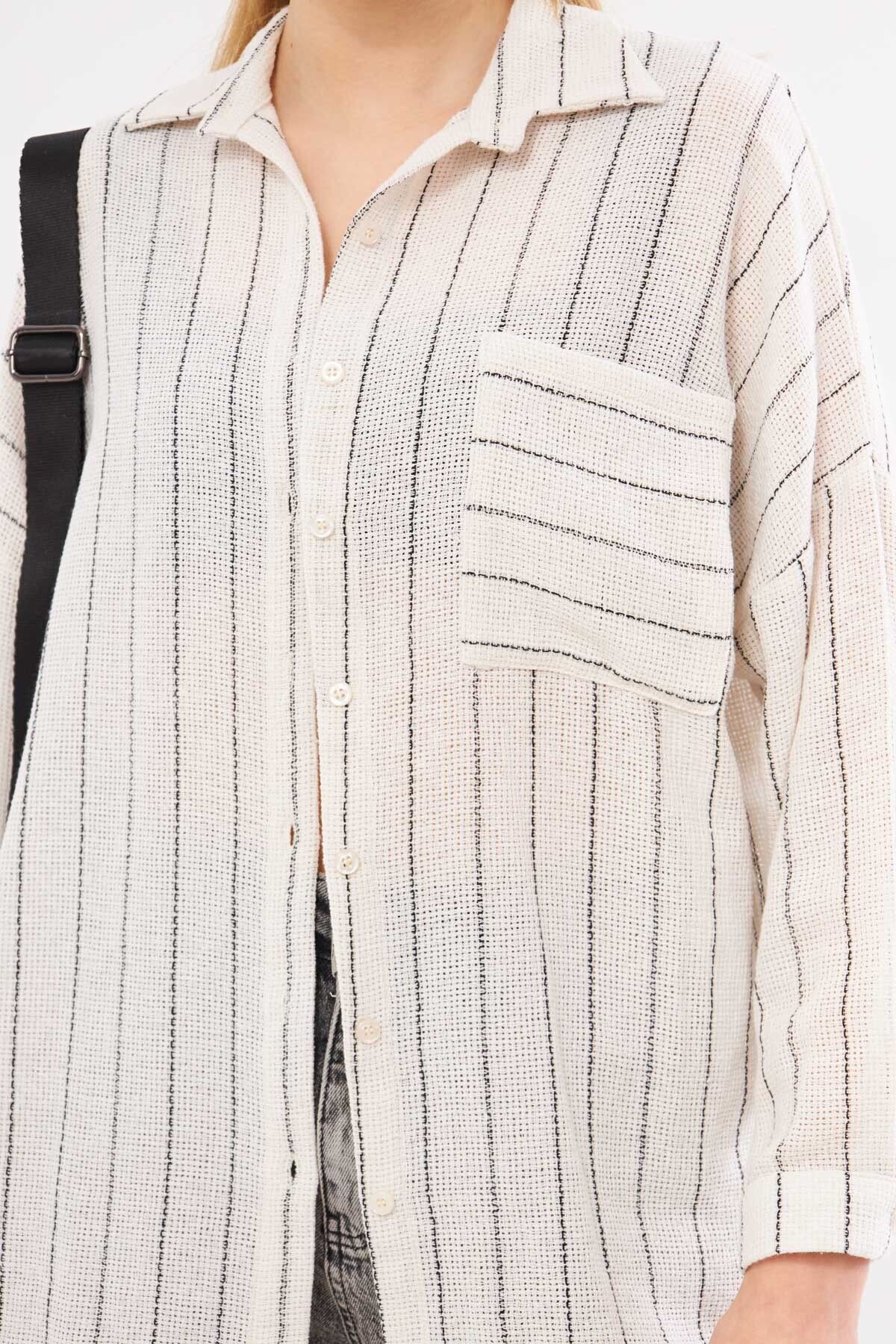 armonika-Weiß gestreiftes Oversize-Shirt für Damen – Lange Ärmel, Taschendetail, plissierte Rückseite – ARM-24Y001053 3