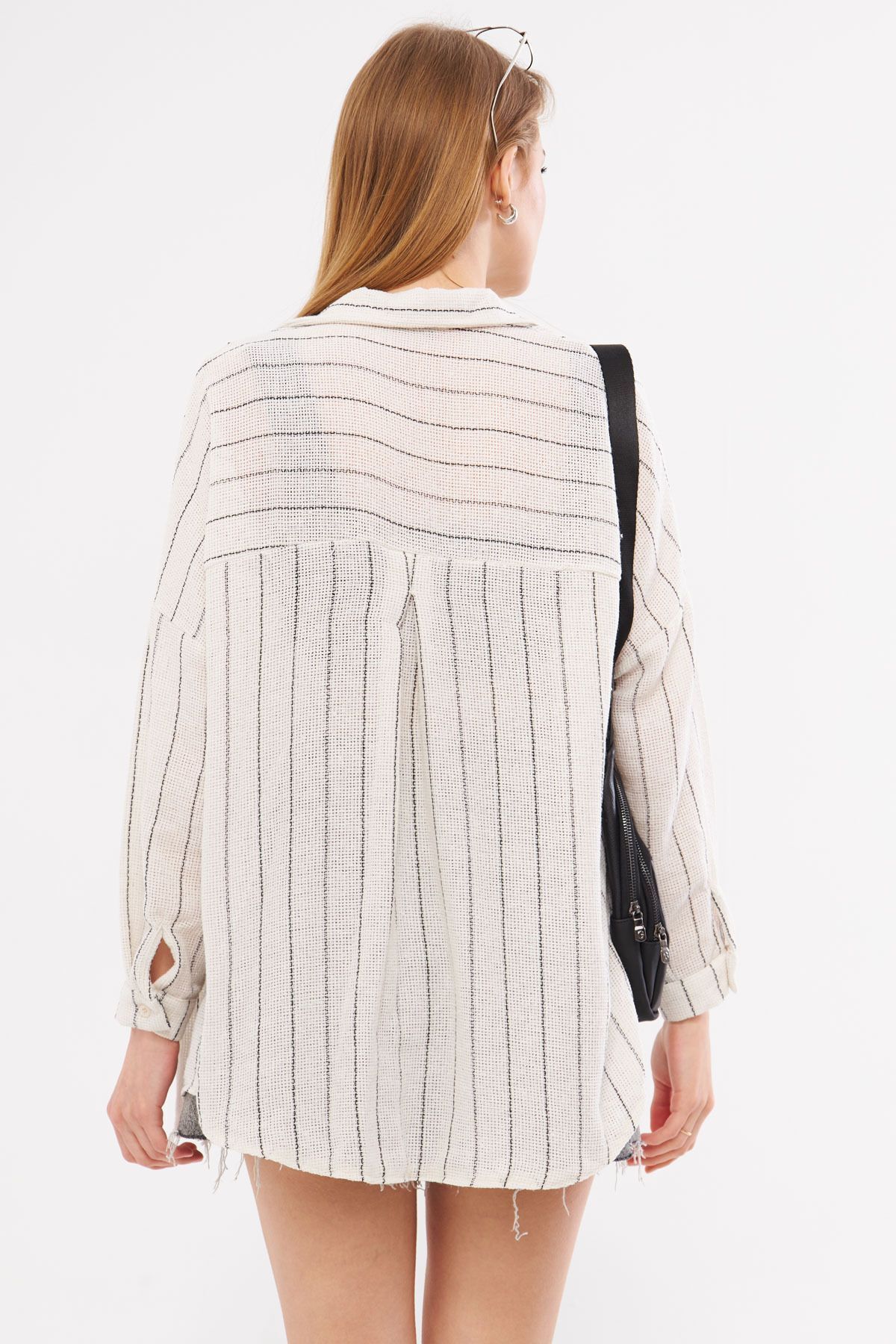 armonika-Weiß gestreiftes Oversize-Shirt für Damen – Lange Ärmel, Taschendetail, plissierte Rückseite – ARM-24Y001053 5