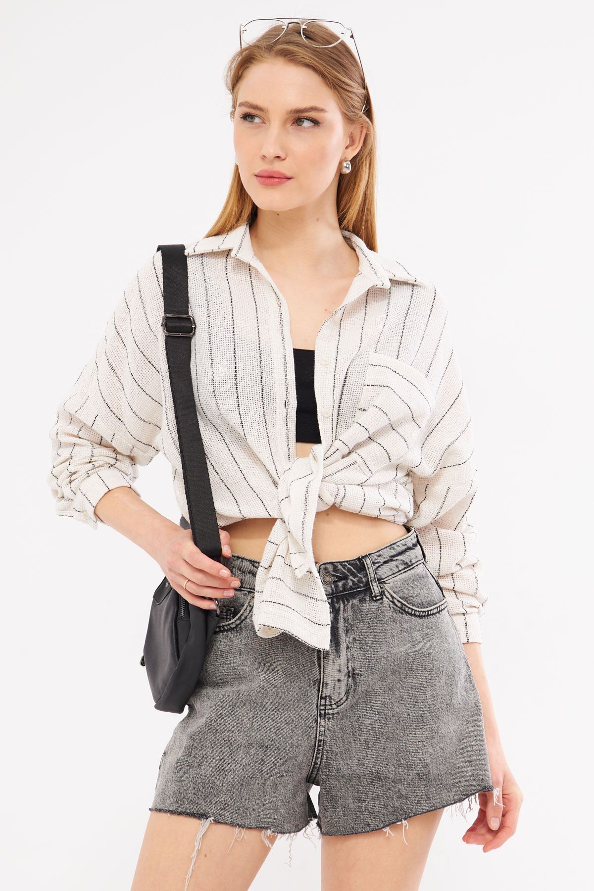 armonika-Weiß gestreiftes Oversize-Shirt für Damen – Lange Ärmel, Taschendetail, plissierte Rückseite – ARM-24Y001053 4