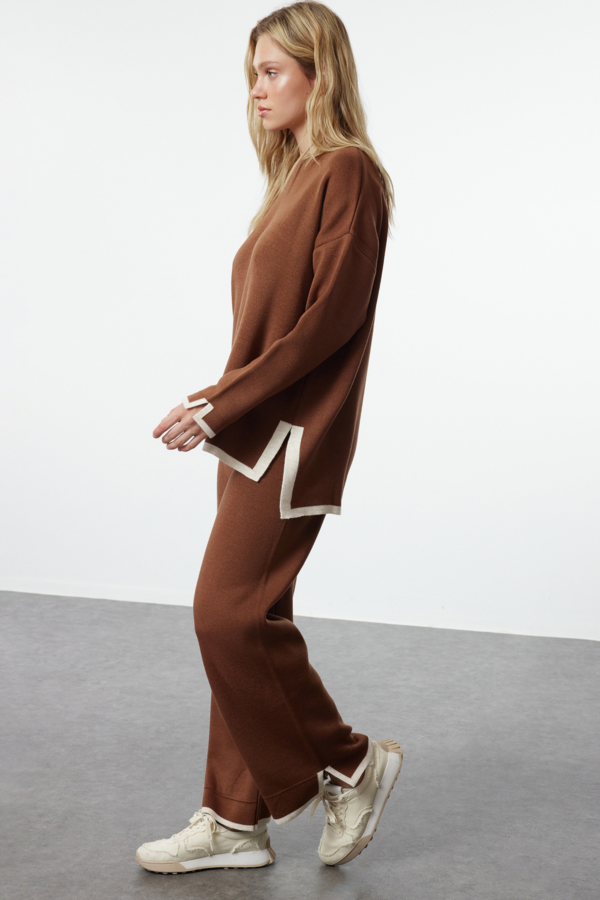 Trendyol Collection Camel Wide Mold Kontrastfarbenes Strickwaren-Unter-Ober-Set TWOAW24AU00062