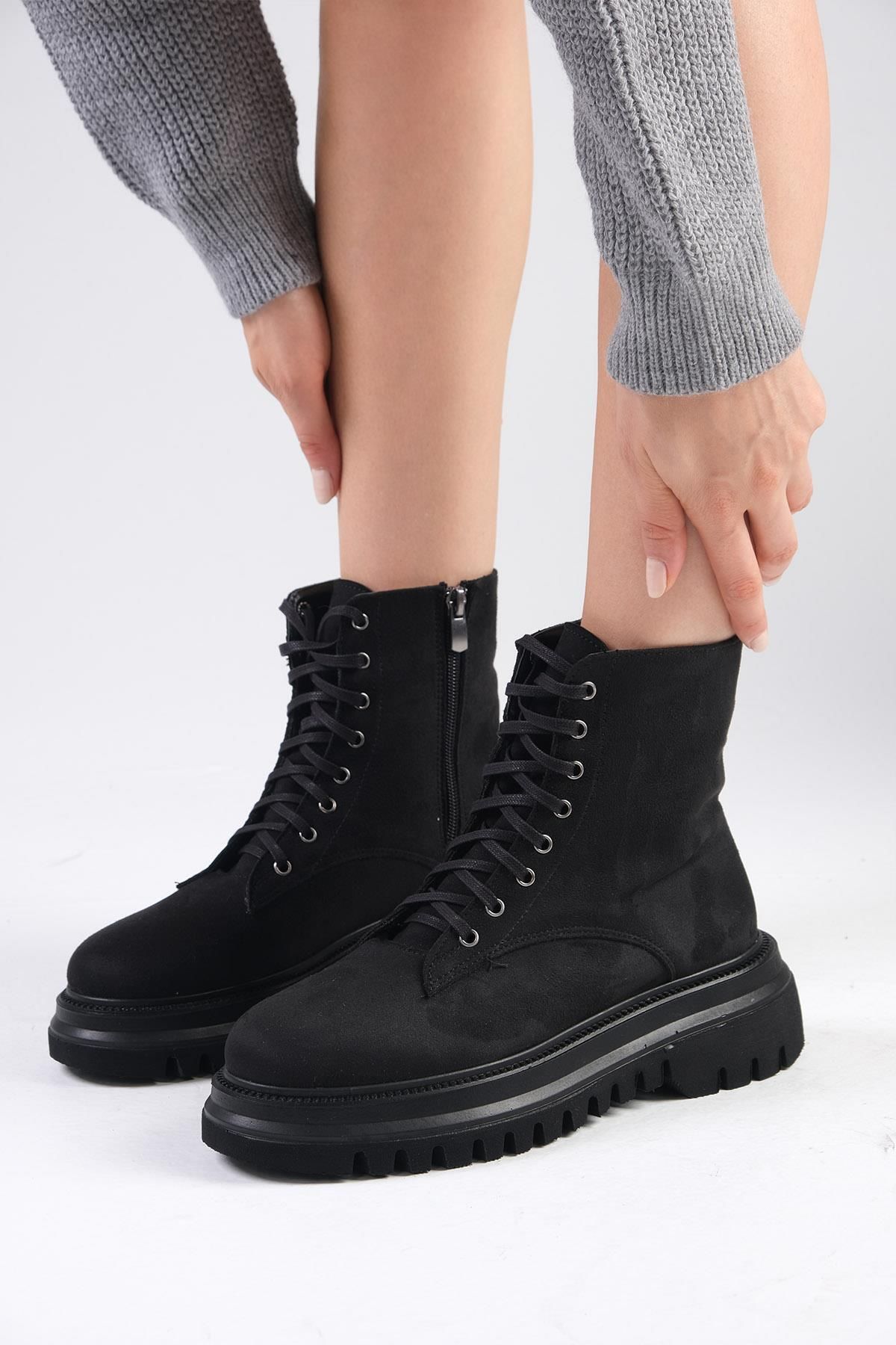 Mio Gusto-Zamszowe, sznurowane i zapinane na zamek buty damskie Alex w kolorze czarnym, na grubej podeszwie 1