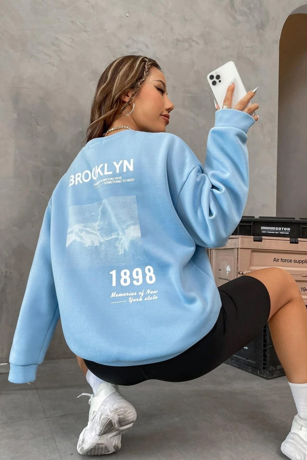 MODAGEN-Unisex Baby Blue Brooklyn 1898 Oversize mikina s potlačou Crew Neck 3