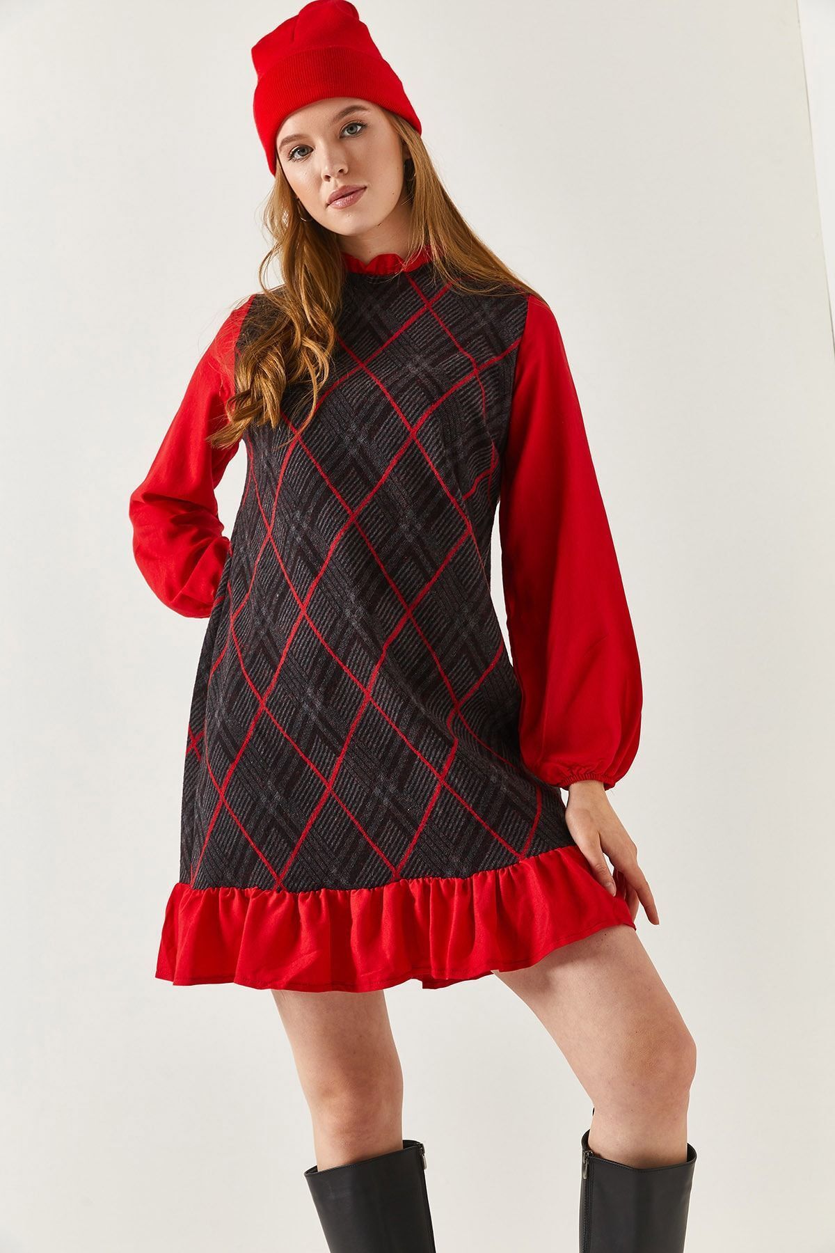 la femme du col rouge et une robe à six motifs arm 21k001041