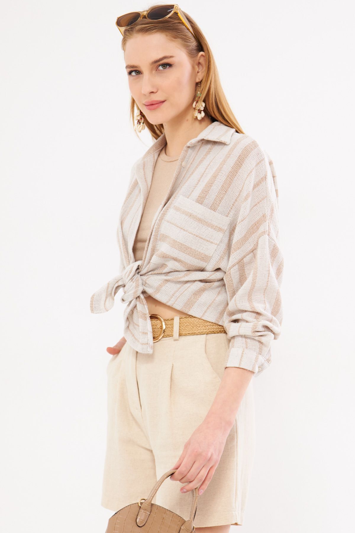 armonika-Mink színű női oversize ing - hosszú ujjú, zsebrészlet, redőzött hátú csíkos ARM-24Y001053 4