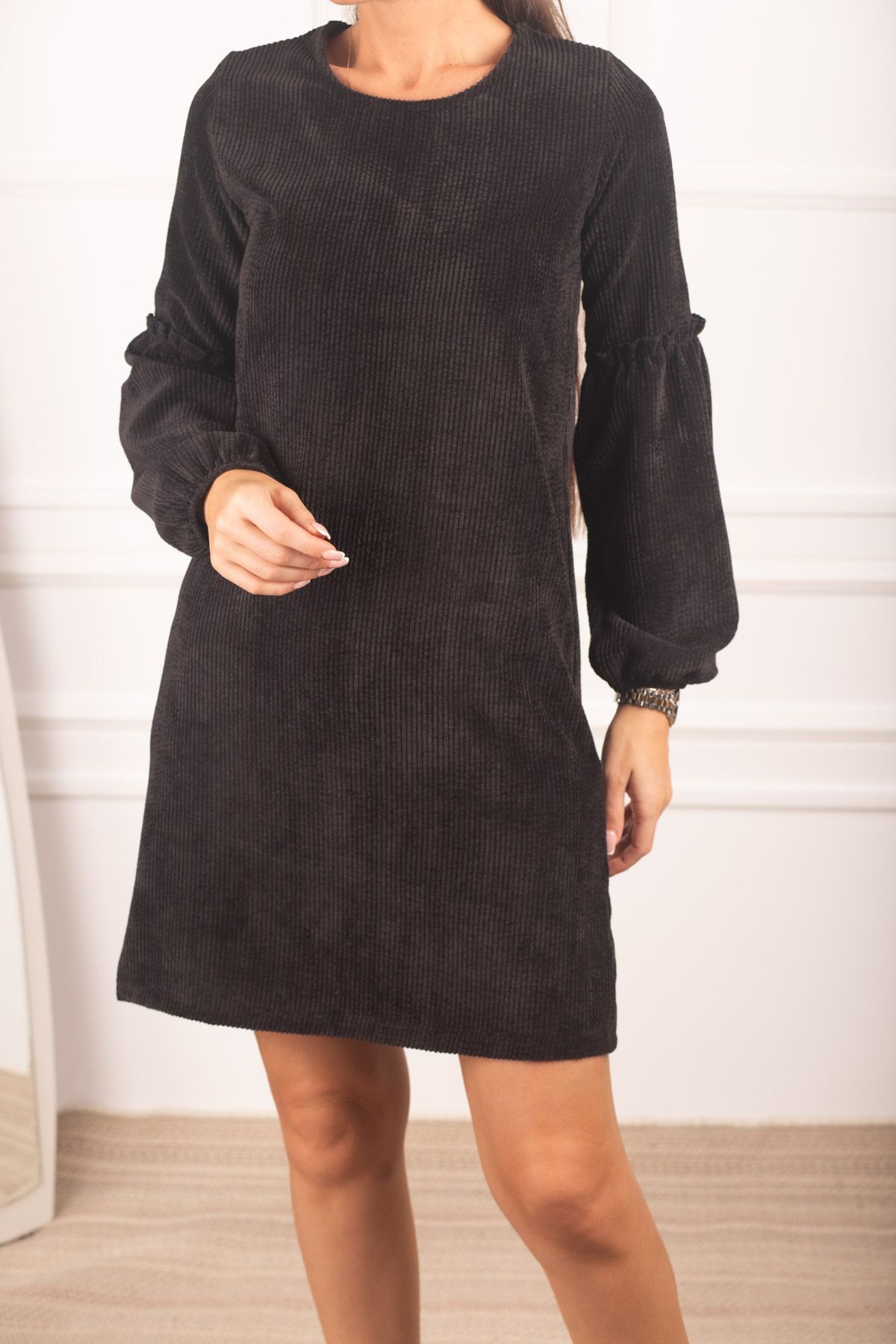 une robe en velours avec un bras noir arm 20k001107