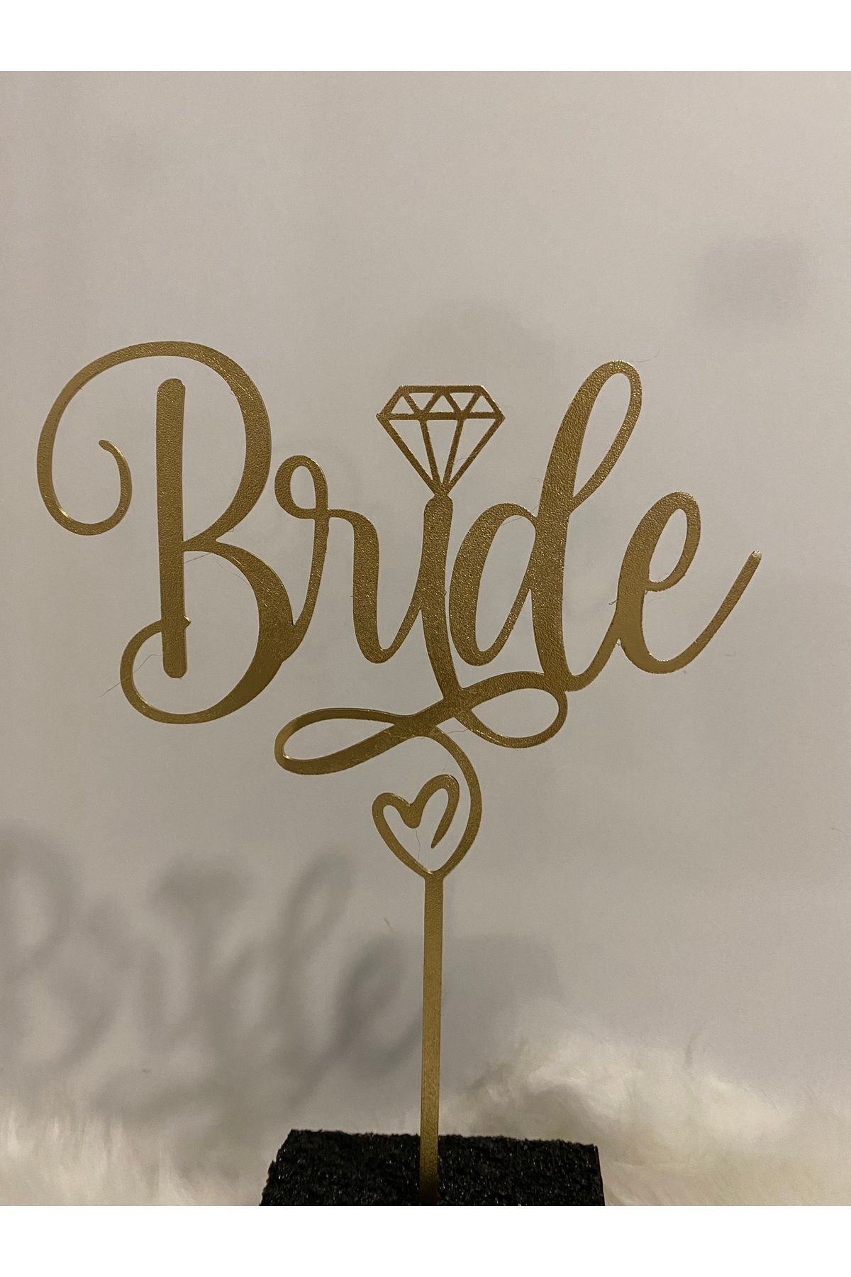 Pasta Üstü Gold Renk Bride To Be Yazılı Altın Renginde Pasta Üzerine Kalp Detaylı Sarı Süs Pleksi
