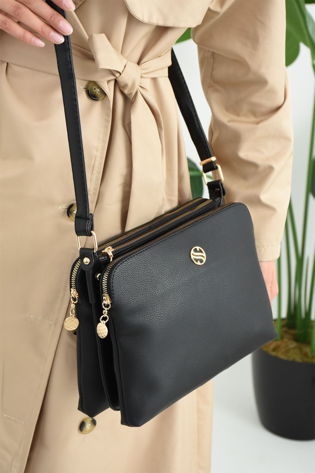 femme noire peau douce 4 sac dépaules avec des bretelles longues et larges