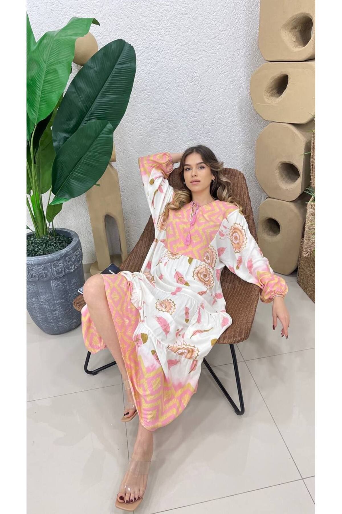 Robe longue à motif, col V et liens - Élégante et confortable - Görsel 2