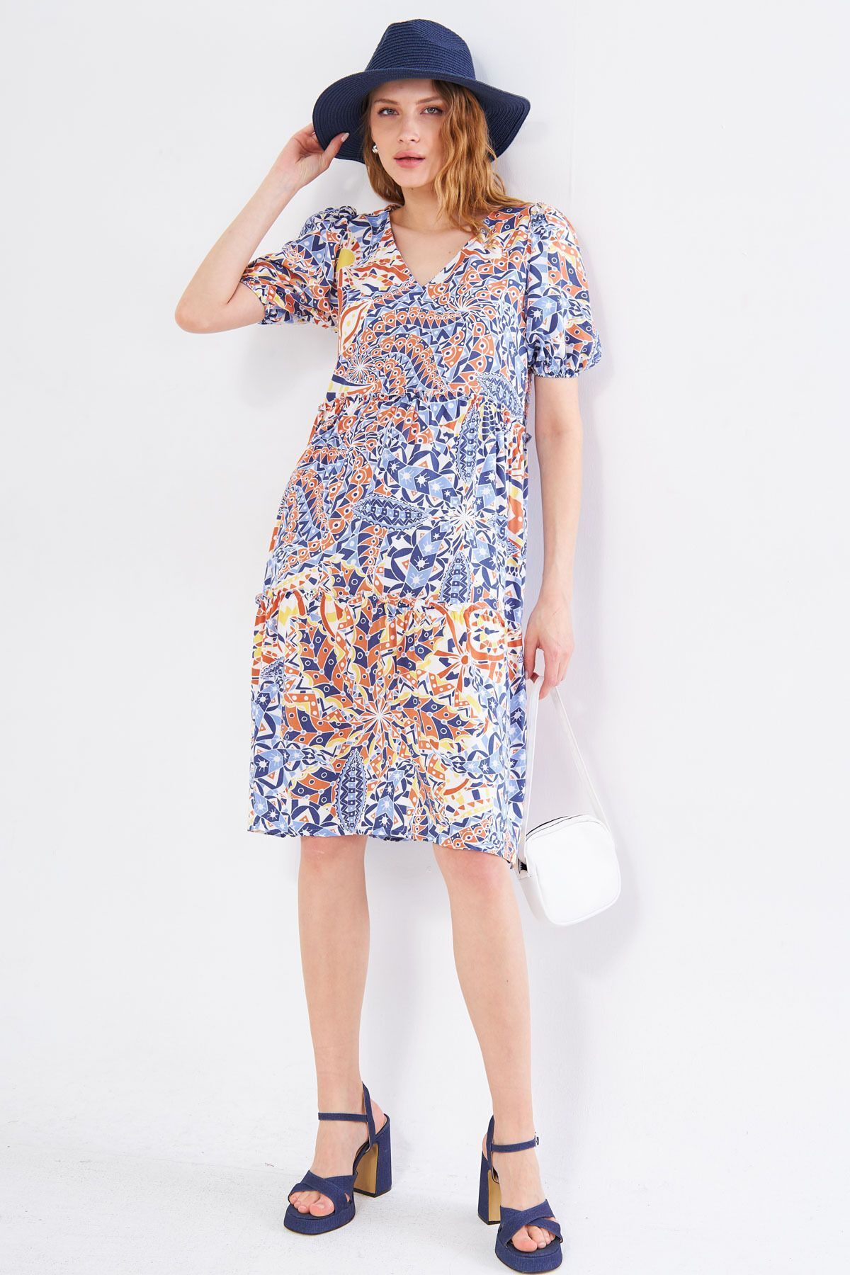 armonika-Oranges Damenkleid mit V-Ausschnitt und kurzen Ärmeln und gemustertem Rüschenmuster ARM-24Y001014 3