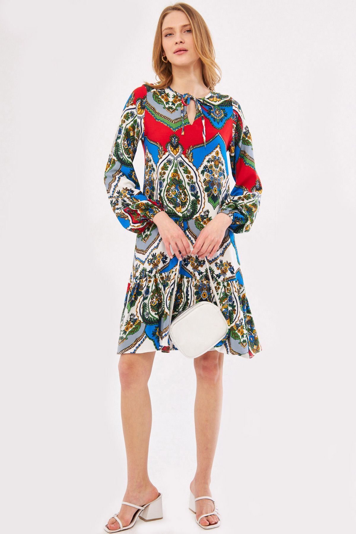 une femme avec des motifs rouges des manches longues des vêtements arm 243