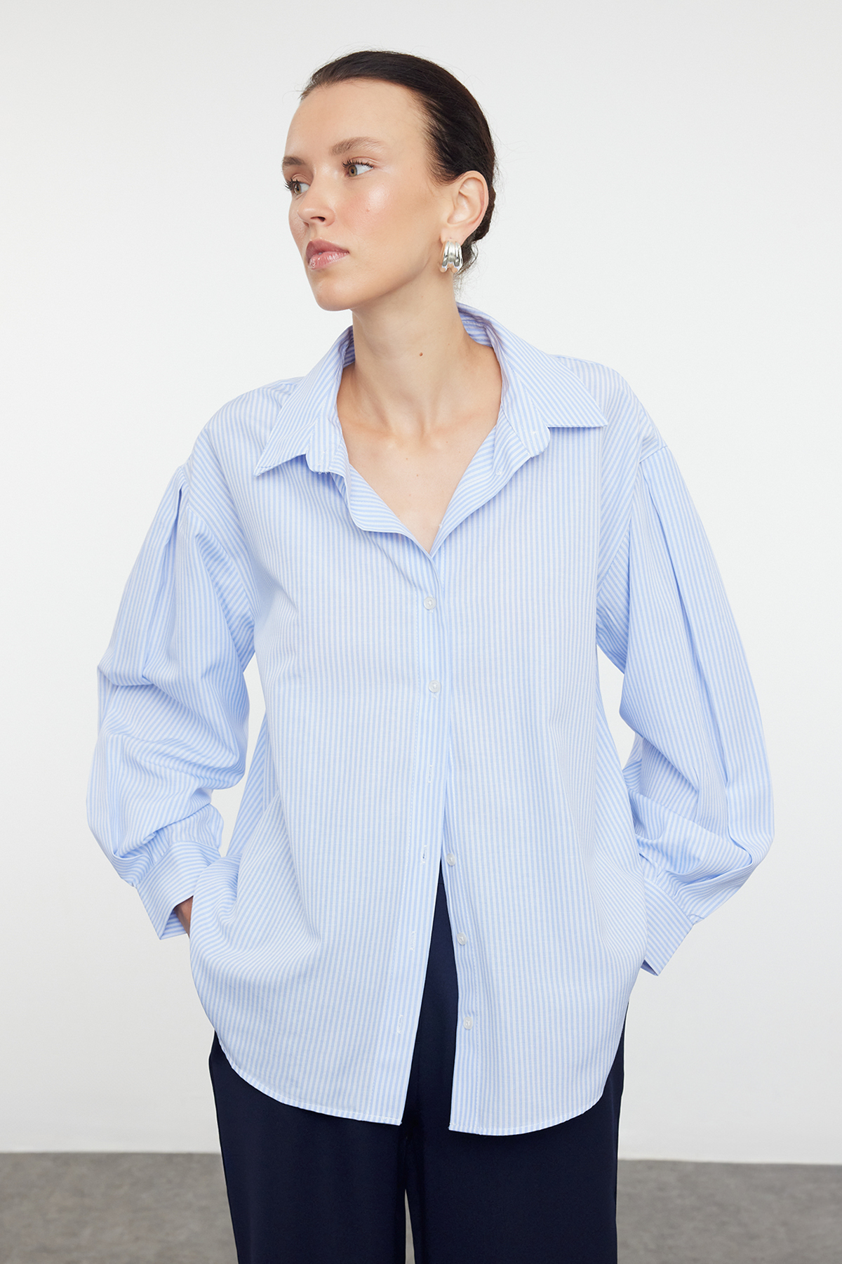 Trendyolmilla  Mavi Çizgili Oversize/Geniş Kalıp Dokuma Gömlek TWOSS23GO00144 - Görsel 2