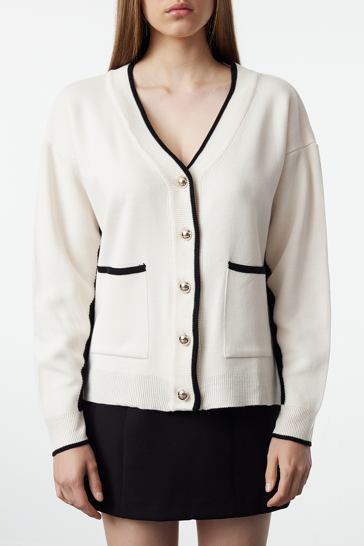 Trendyol Collection Ecru Guziki Kardigan z dzianiny z szerokim wzorem i szczegółowym blokiem kolorów TWOAW25HI00256