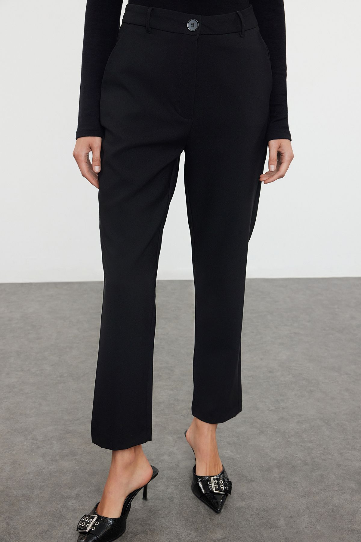 Trendyol Collection-Schwarze Basic-Zigarettenhose aus gewebtem Stoff mit schmalem Bein TWOSS19ST0038 4