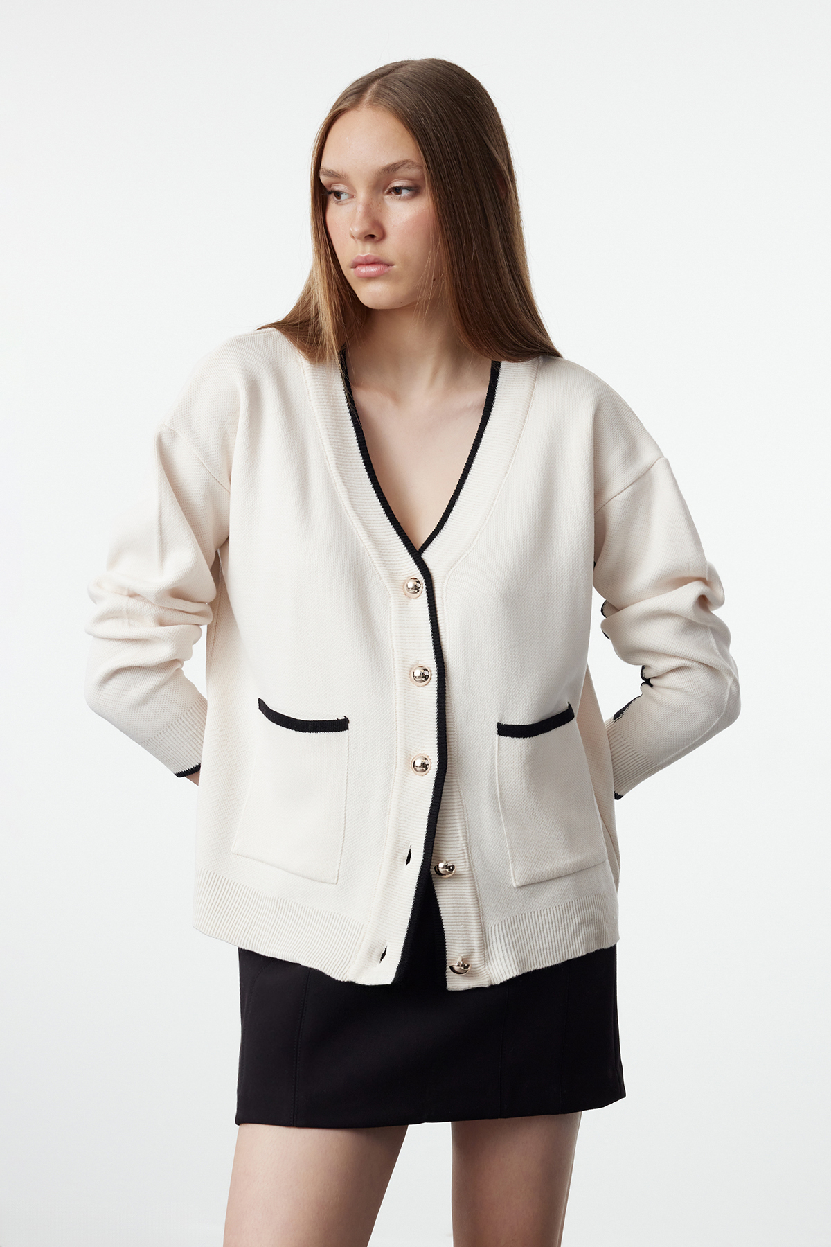 Trendyol Collection Ecru Guziki Kardigan z dzianiny z szerokim wzorem i szczegółowym blokiem kolorów TWOAW25HI00256