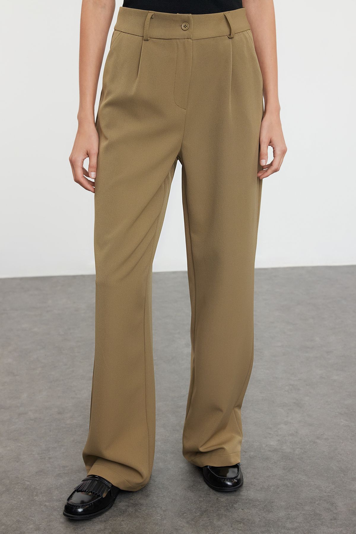 Trendyol Collection-Hose aus plissiertem Stoff mit hoher Taille und weitem Bein – Hellkhaki TWOAW21PL0076 3