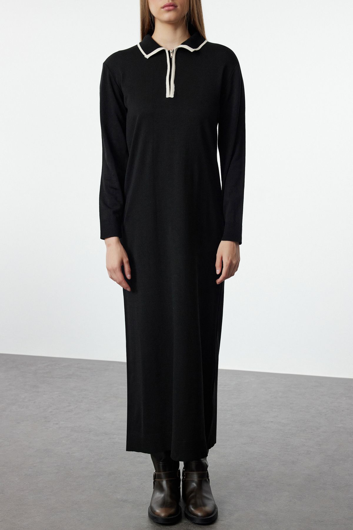 Trendyol Modest-Чорна трикотажна сукня на блискавці зі зміщеним фасоном екрю TCTAW25EB00032 4