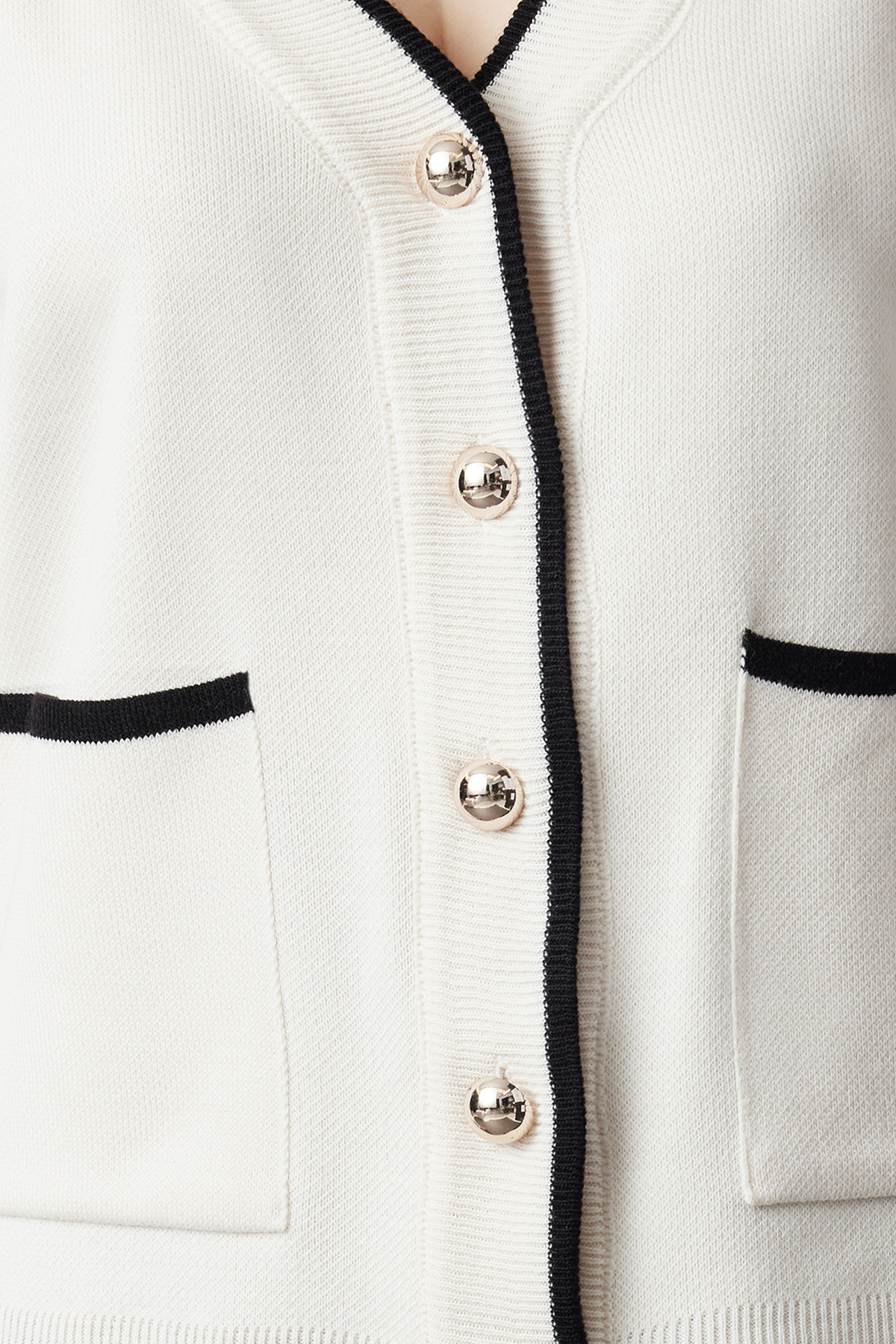 Trendyol Collection Ecru Guziki Kardigan z dzianiny z szerokim wzorem i szczegółowym blokiem kolorów TWOAW25HI00256